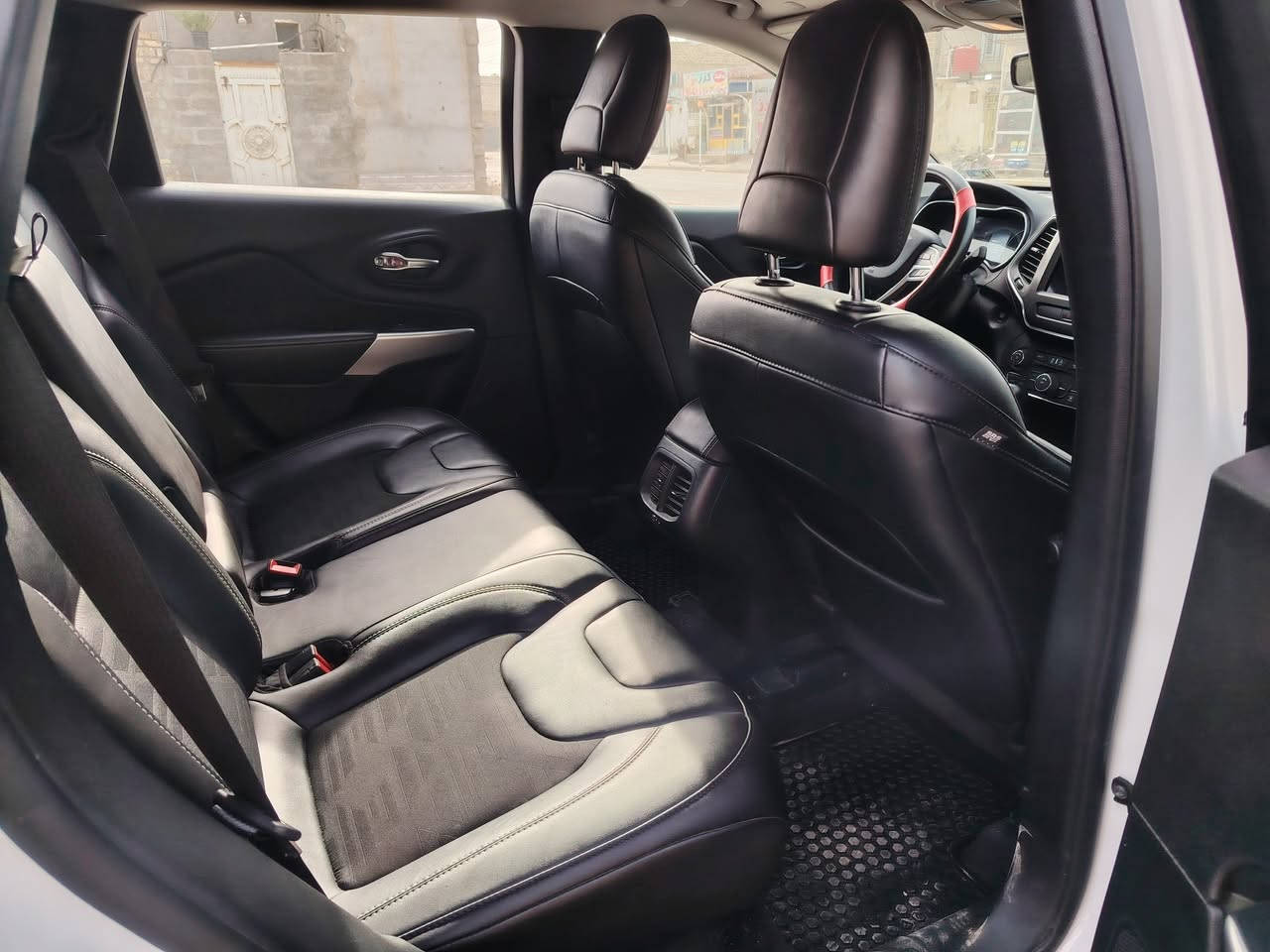 السلام عليكم
جيب شيروكي بزون 2022
لاتيتيود فور ويل
اللون ابيض رقم بغداد
بدون نواقص، تحويل مباشر 
مكينة 6 سلندر 3.200
ماشية 30.000 mi قابل للزيادة
غرق طفيف جدًا، بدون اضرار ودواخل، بيها تقرير بتاريخ اليوم. 
كفاله عامة فقط خدش في الجنطة مكحل
تخم تاير جبلي مع سبير غير مستخدم
تشغيل عن بُعد، بصمة، رادار، نقطة عمياء
كشنات جلد، اطفاء ذاتي، كشن كهربائي، شاشة كبيرة، كاميرا. منظومة زنون عالي ناصي كشافات. 
السعر: 195$ مجال بسيط
للأستفسار
***********
***********
