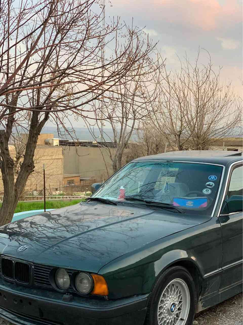 سەرەتا بە ناوی خوای گەورە 
BMW.1991.520i گیر عادی  گیرو گیرومەكینە بەشەرت تەقەو رەقەی بەشەرت   مەسو براوە  داعمو لیدرا بەشەرت پیشو دوای تازەم داگرتوە گرادنو نۆزڵ فیت پەم تازە گۆریوە دەعامی پشتو پیش ئیم  لەیت بیلادی نەو ڕەش ویل موشەبەك  كامل كارەبای ئیش داكات سڵایدە 
تیبینی سەیارەكە علوجە مالی مەدەنی بەشەرت 
*********** vibar لەسەرە كويسينجاك, أربيل
