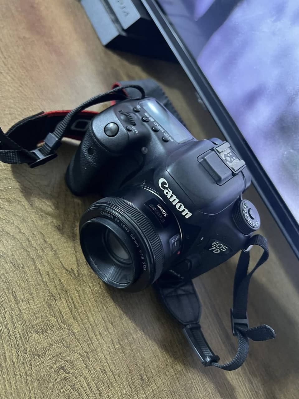 📷کامێرای Canon 7D Mark II بۆ فرۆشتن بە هەرزانترین نرخ.

یەکێک لە بەهێزترین کامێراکانی کانۆن بۆ کاری میدیایی، فۆتۆگرافی و ڤیدیۆ، لەگەڵ باشترین لێنزی جۆری 50mm (کە زۆر شازە بۆ پۆرترەیت و دروستکردنی باکگراوندی ڵێڵ).

گرنگترین تایبەتمەندییەکانی:

 ڕوونی: 20.2 مێگاپێکسڵ.
 خێرایی زۆر: 10 وێنە لە چرکەیەکدا (تایبەت بۆ وێنەگرتنی جوڵە و وەرزش).

 فۆکەسی نایاب: سیستەمی Dual Pixel AF کە فۆکەسێکی زۆر خێرا و وردت پێدەدات لە کاتی ڤیدیۆدا.

 بەرگەگرتن: بۆدییەکی مەگنیسیۆمی زۆر بەهێز کە بەرگەی سەختی و کەشوهەوا دەگرێت.

🔥 کامێرایەکی پڕۆفیشناڵ و بێ کێشە بە گونجاوترین نرخ.

بۆ زانینی نرخ و کڕین پەیوەندی بکەن یان نامە بنێرن. 📥


**إذا كنت صاحب هذا الإعلان وتريد حذفه لأي سبب، رجاءا أرسل رسالة إلى الدعم الفني**