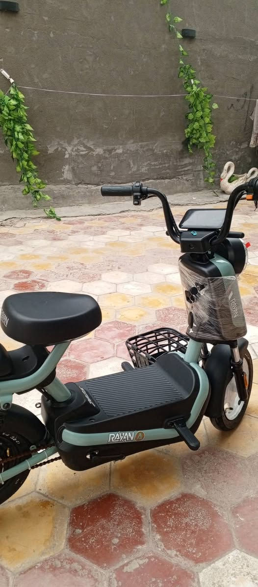 دراجه نوع Rayyan لون اخضر فاتح سرعه40حقيقي وياها سله مالته عداد3سرع كلشي بيه شغال ماكو شي عاطل دراجه من الاخير مكفوله كفاله عامه تجي وياها شاحنتها الاصليه شرط انطيك وياها ضمان شهر اذا عطلت رجعه الي للاستفسار واتساب***********
