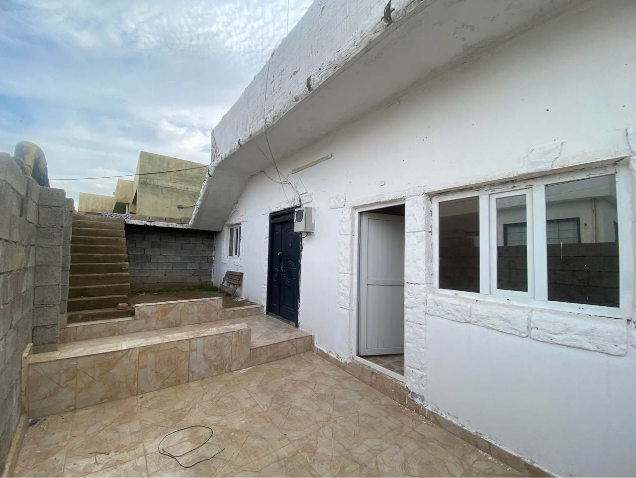 خانو بۆ فرۆشتن ١٥٠متر روکن نزیک مزگەوت و مەکتەب کاملە ئاوو کارەبای هەیە شوێن شارۆچکەی بلاغ سەر رێگای مسیف سعر ١٩٥ ورقە و مجال *********** *********** واتساپ ڤایبر 

منزل بیع ١٥٠ متر رکن مقابل جامع و مدرسە کامل مسفات ماء کارەبایات اکو عنوان اربیل قریە بلاغ تریق مسیف بنزبت سعر ١٩٥ ورقە مجال *********** ***********  واتساب ڤایبر أربيل, العراق
