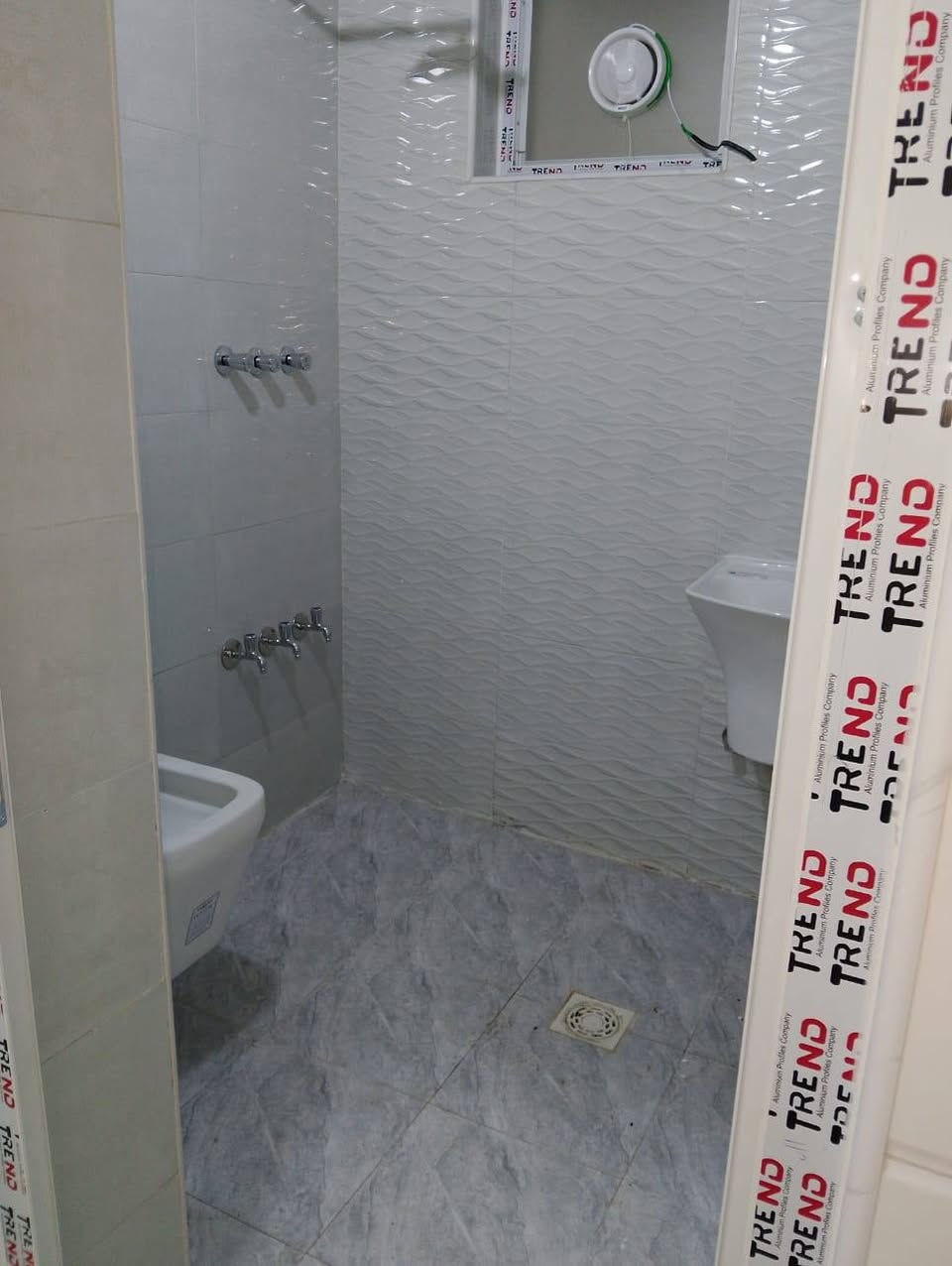 السلام عليكم...  بيت للبيع منطقه الشعب شارع عدن قرب العياده الشعبيه بناء حديث درجه اولى تسليم مفتاح مساحه 100م. واجهه 5م نزال 20م طرمه حمام خارجي مدخلين استقبال مطبخ خدمات منور 3 غرف نوم  استفسار مكتب الشعب للعقار بادره ابو عسل *********** وتساب *********** اتصال
