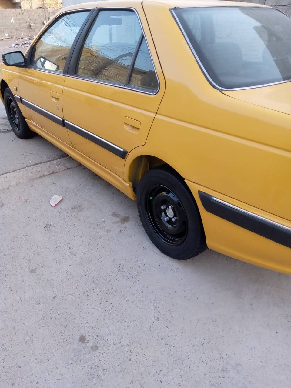 سلام عليكم بيجو بارص موديل 2016 لا ضربة ولا تبديل كير ومكينه وتخم تاير جديد (السعر 50) مكان بغداد حي نصر رقم الهاتف ***********
