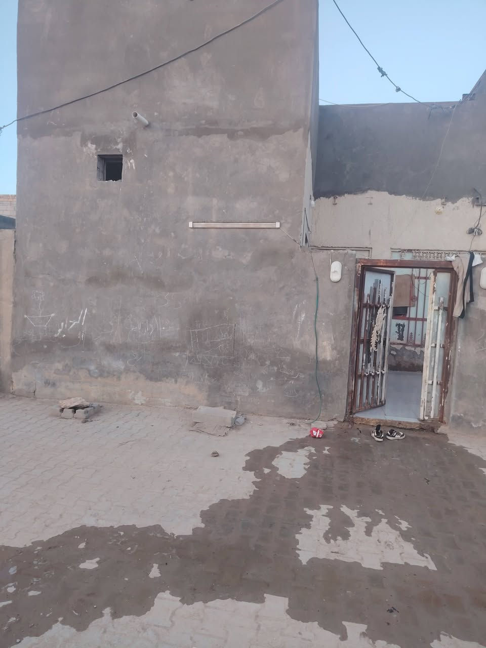 السلام عليكم بيت 140مترللبيع كاع ابو سكينه شارع يونس الگيم نهايت الشارع ***********
