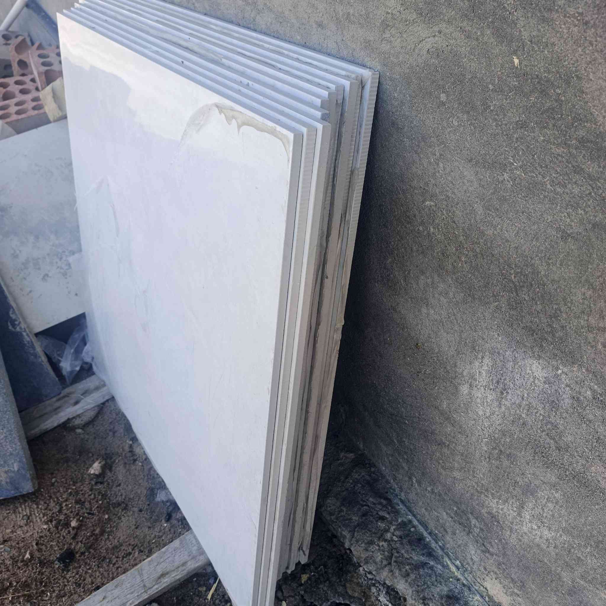 سلام عليكم عندي سيراميك بورسلين عددهن11وحده بعدهن جدد قياسهن80في80مكاني صكلاويه ***********
