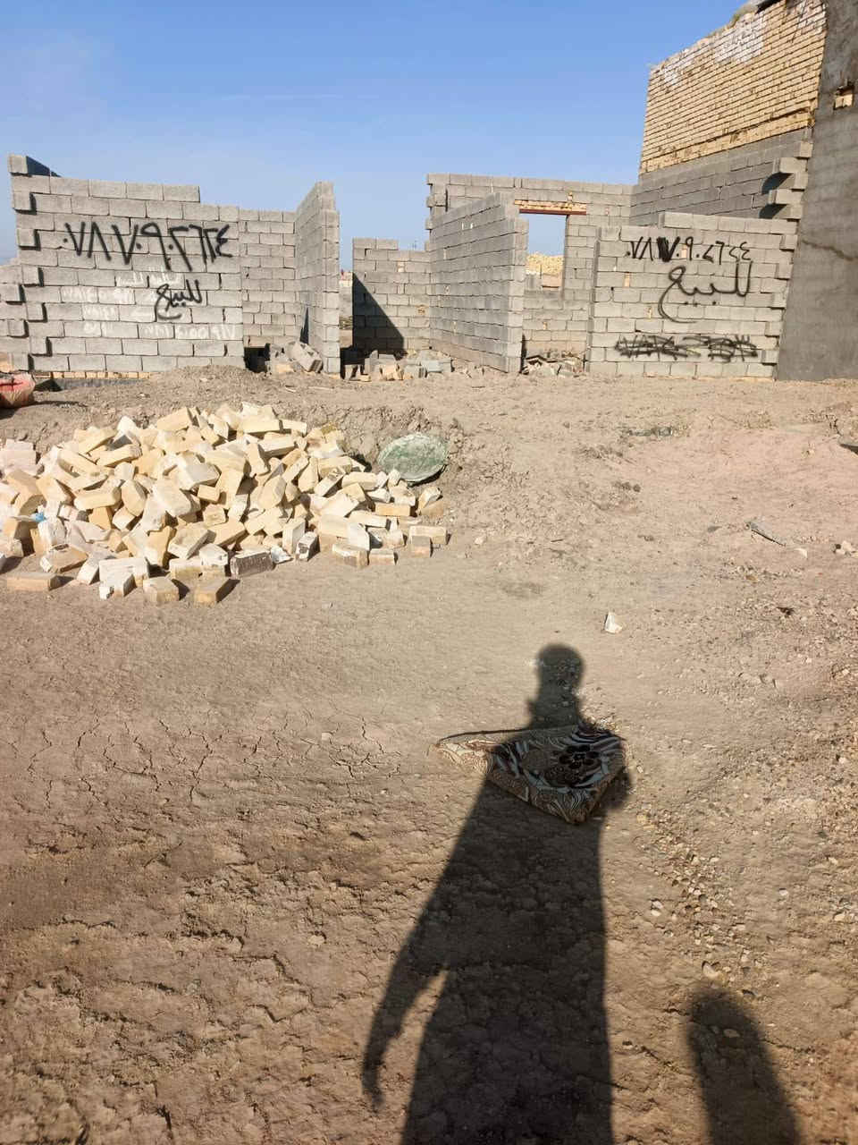 للبيع ارض زراعي ٢٠٠م منطقه الخميسات ماي وكهربا متوفره ارض محدوله+سبيس بتلو كامل طابوق +صبه١٠ و مدفون ومزفت +غرفتين هياكل لتواصل عله رقم***********
