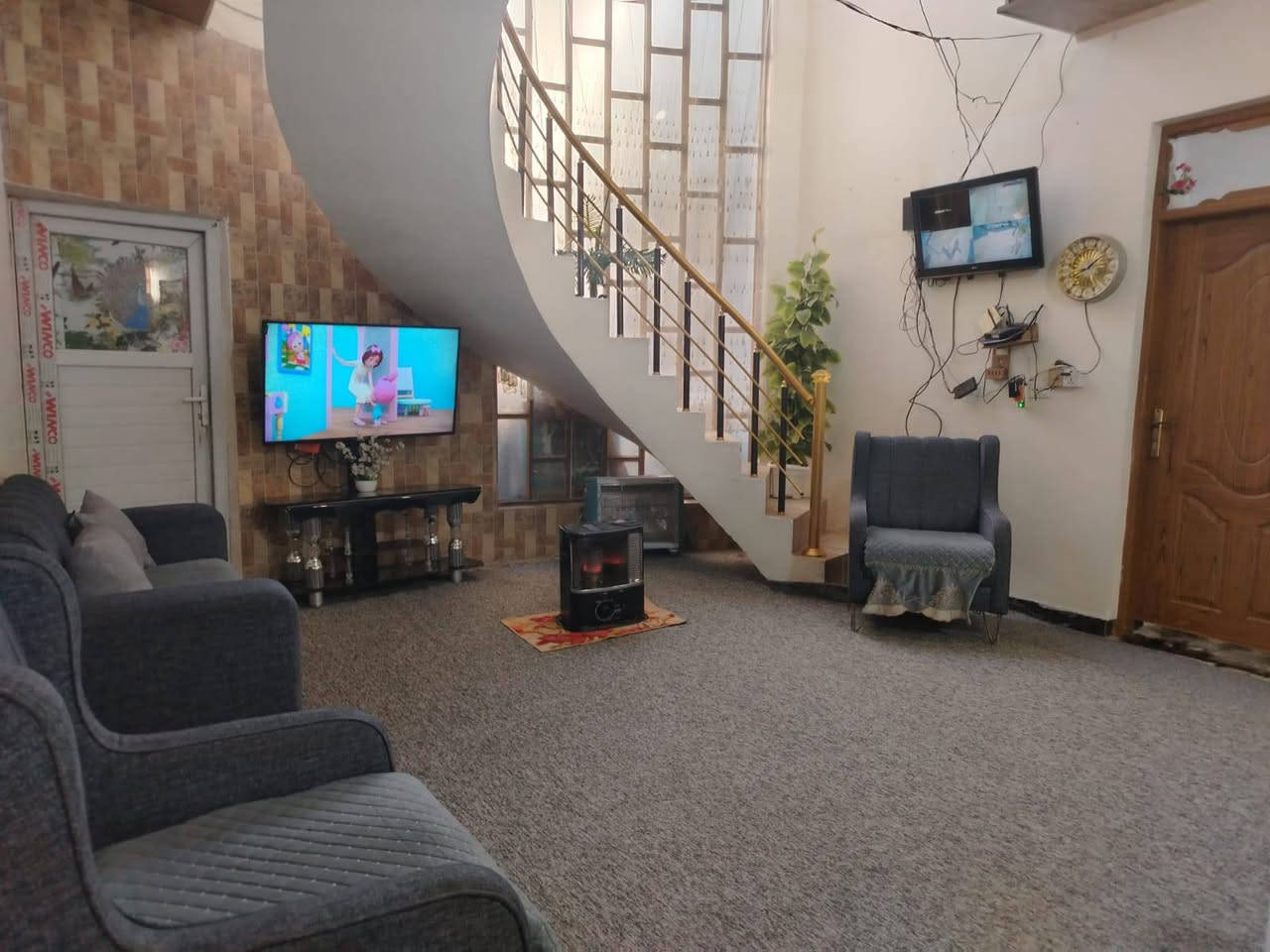 سلام عليكم
بيت 200 متر طابو زراعي سند 25
البناء طابوق اساس+سقف صب

يحتوي على غرفتين و صالة و استقبال و مطبخ حار و بارد و حمام داخلي و خارجي وحديقة  و مكشوفات 2 

موقعة شارع المطار القديم قرب جامع ام البنين القبة الذهبية 

للاستفسار ***********
