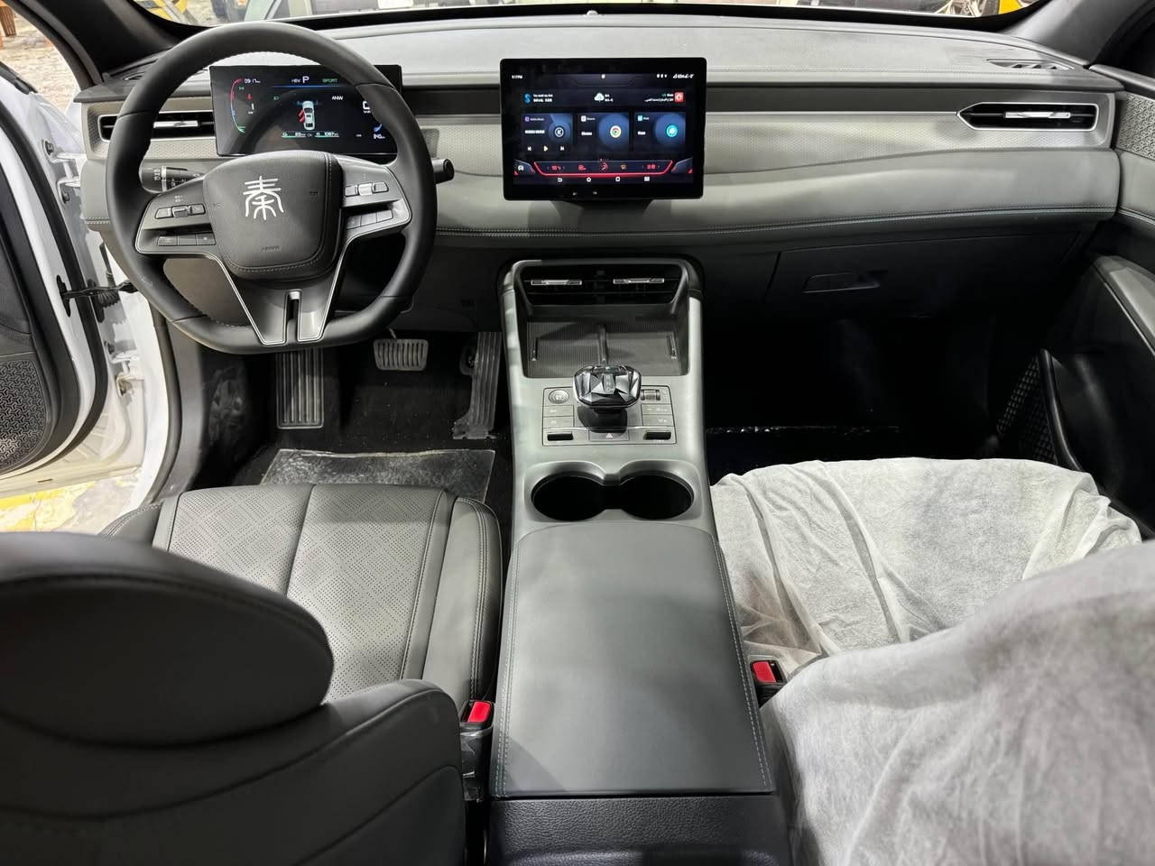Byd جين بلاص 
2025 
ماشيه 300 
مرقم مثبت لوحات وجاهز 
داخل جلد زيتوني 
شاشه محدثه 
تشغيل عن بعد 
تشغيل بصمه 
حساس خلفي 
كامره 
التفويله تمشيك 2100 كم 
*********** 
*********** بغداد, العراق

