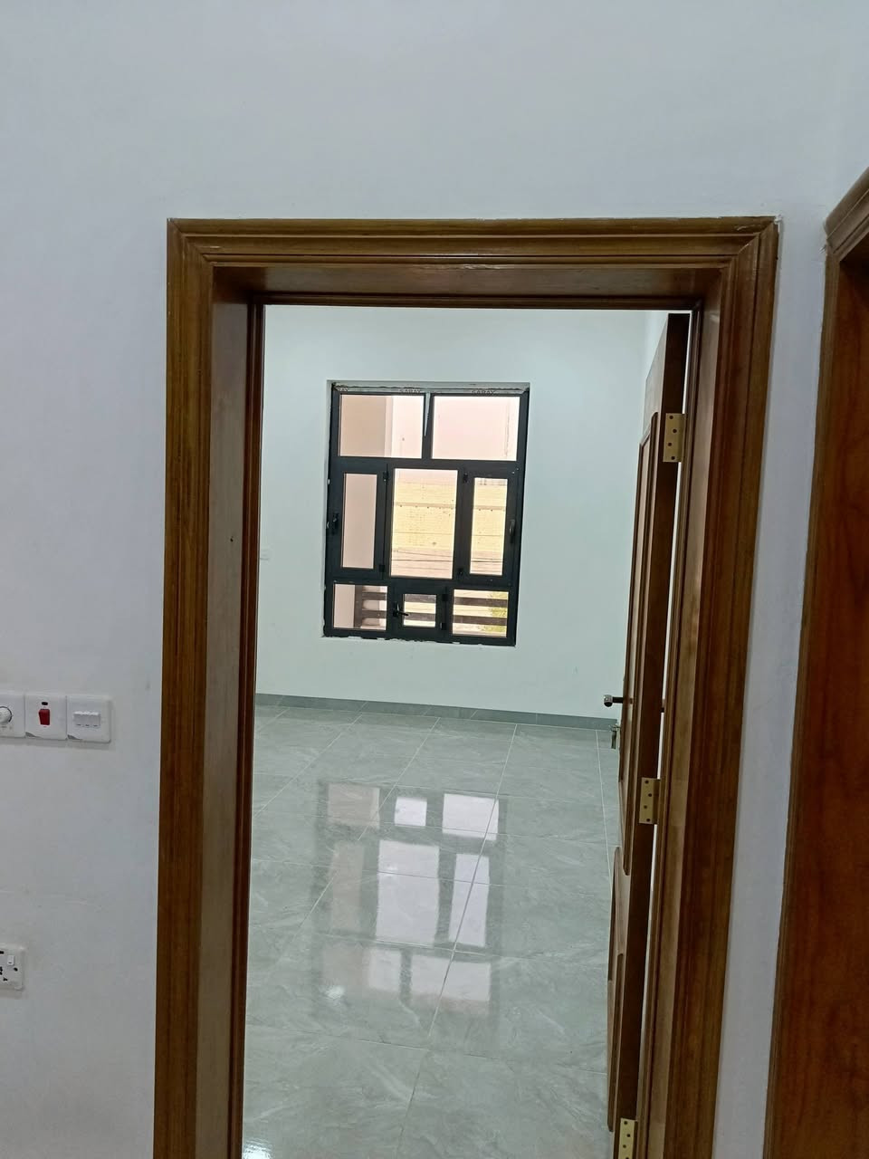 شقه للايجار مساحه ١٥٠ متر بناء حديث موقع ممتاز شارع ٣٠ على التبليط تحتوي على غرفتين نوم واستقبال وحولي ومطبخ اي استفسار رقم صاحب الشقه واتساب *********** اسيا ***********
