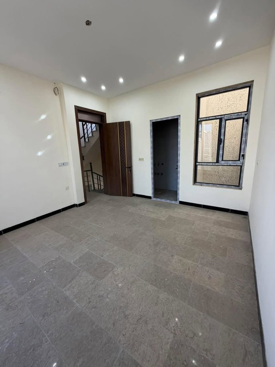 #علي_يوسف_للاستثمار_العقاري

للبيع في السيدية ( حصرا لدى مكتب علي يوسف )

   بناء درجه اولى 

مساحة : 50 متر واجهة 7.5 متر 
موقع الدار مثلث الذهبي قرب شارع الخيزران 

عرض الشارع 12 متر البيت فول درجة اولى زيرو بناء 2026 

محتويات الدار :

 طابق لارضي :مدخلين مدخل مطبخ ومدخل استقبال ضيوف وخدمات

طابق الثاني :عدد غرف النوم 2 وحده من الغرف ماستر
 
طابق الثالث: غرفه نوم ماستر 

إذا كنت تبحث عن فرص استثمارية عقارية في السيدية، يفضل عليك التواصل مع مكتب علي يوسف للاستثمار العقاري للحصول على المزيد من المعلومات والاستشارة.

📞 للاستفسار:  

***********  
***********  
***********  

📍 أو زورونا في مكتب علي يوسف للاستثمار العقاري  
السيدية – شارع الخيزران – مقابل ماكسي مول – مجاور نيكست لايت.
