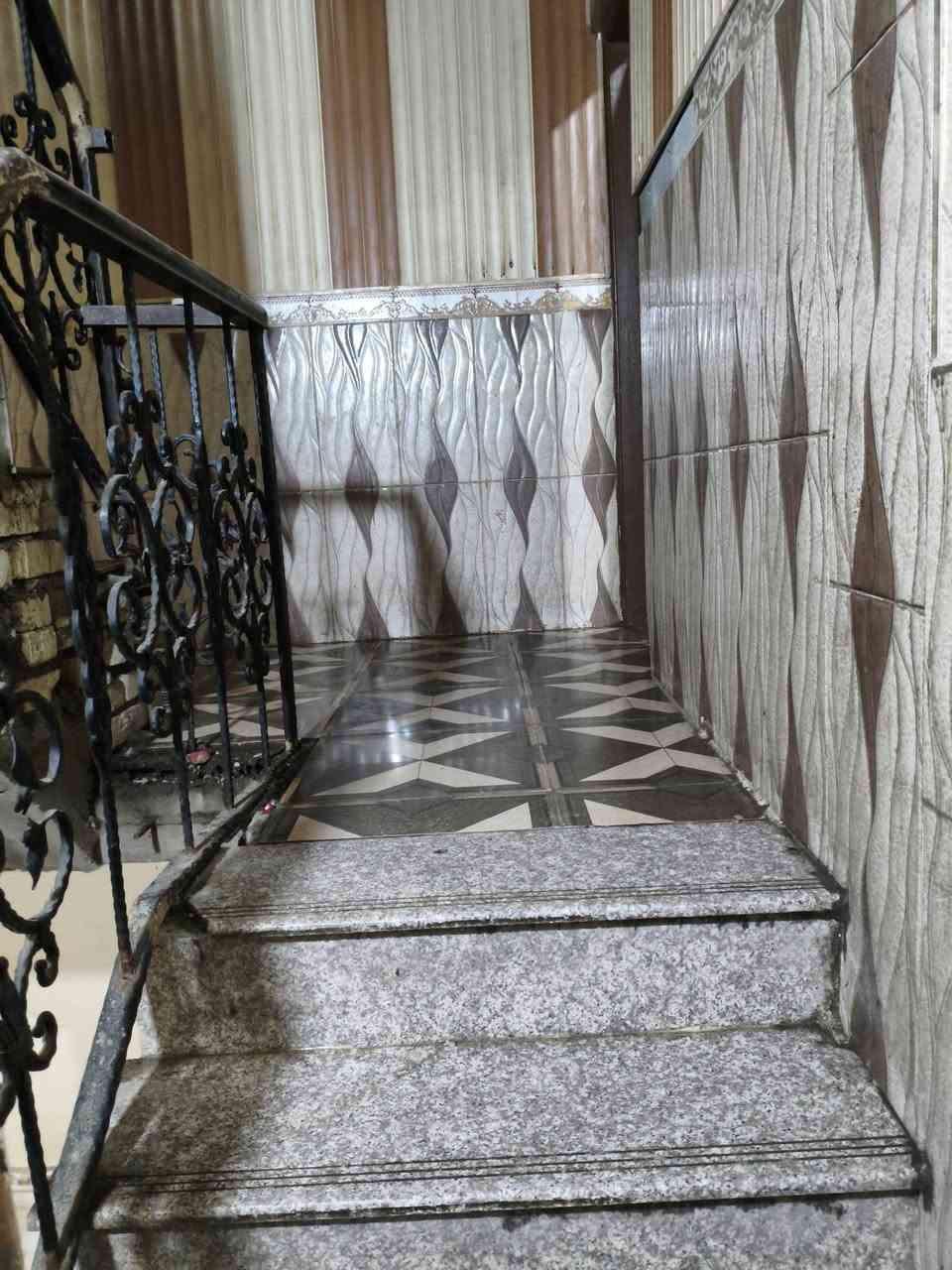 حياكم الله 
شارع المكاتب البيت 7 فرع عن سوك الجمهورية 
طابقين غرفتان واحدة في طابق الارضي و 2 في طابق الاول 
*خدماته* هناك 2 براميل ماء واحد طابق ارضي والثاني في الاول منها ماء حلو وماء اعتيادي حسب رغبة المؤجر
سعر الايجار ٦٥٠
لكن أن يكون دفع الماء والكهرباء على المؤجر 
مساحته 54م


**إذا كنت صاحب هذا الإعلان وتريد حذفه لأي سبب، رجاءا أرسل رسالة إلى الدعم الفني**