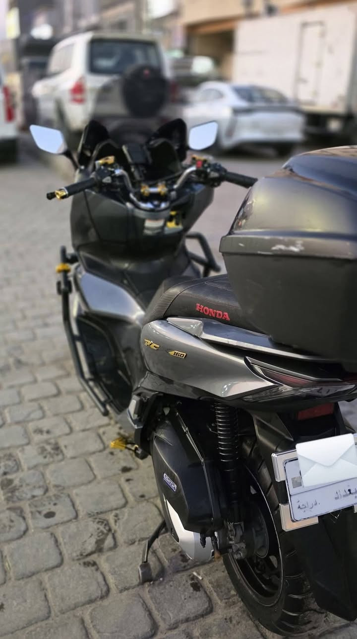 PCX 2020 رصاصي غامق (فيلي)
وارد ياباني اصلي 

مرقمه بغداد تحويل ثاني يوم 
مكينه 125 cc 

ماشيه 24.000 وقابله للزياده 

بصمه 

جهاز انذار

تشغيل عن بعد 

عنواني بغداد 

للاتسفسار 

***********

السعر على الاتصال
