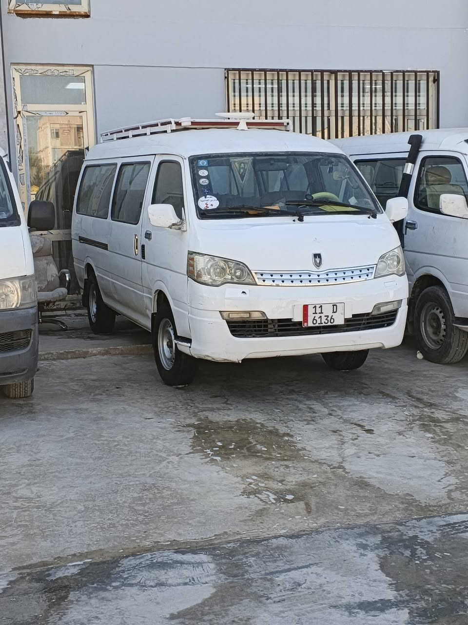 السلام عليكم سيارة اشوان بيهه بس ضربة بل جنطه تلث شبارة 2014سنوية 29هيا وغرامات مصفرة ***********
