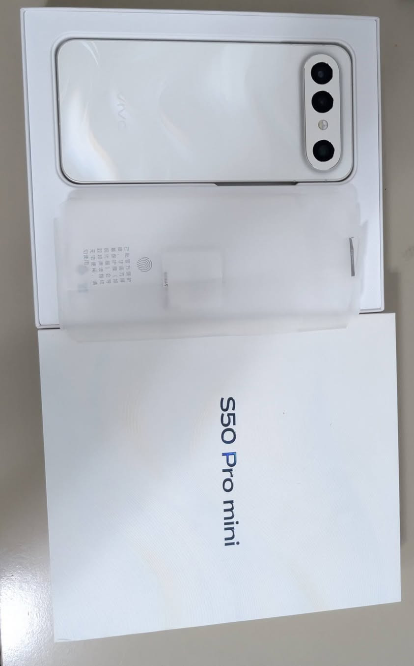 vivo S50 Pro Mini 
open box (800 الف)
جهاز جديد فقط مفتوح من الكارتون على كد الفحص كافة الملحقات الاصليه موجودة ( كفر اصلي + شاحنه اصليه 90 واط)

السعر 800 الف قفل .🔒🔒🔒
المواصفات👇👇👇👇
الشاشة:6.31 بوصة من نوع LTPO AMOLED دقة 1.5K يدعم التحديث التكيفي من 1 إلى 120 هرتز
 السطوع وتعديل الإضاءة يصل السطوع الأقصى إلى5000 شمعة، وتدعم تعتيم PWM عالي التردد بتردد 4320 هرتز لحماية العين.

 هيكل من ألومنيوم الطيران مع زجاج مقاوم، ويدعم معيار المقاومة الأعلى IP68 و IP69 ضد الماء والغبار والماء عالي الضغط.

 الأبعاد والوزن: سمكه حوالي 7.99 ملم ويزن 191 غراماً فقط.

 المعالج:  Snapdragon 8 Gen 5 المصنوع بتقنية 3 نانومتر 
 ذاكرة الوصول العشوائي (RAM): 12+12 جيجابايت.

 ذاكرة التخزين:256 جيجابايت.

 نظام التشغيل:واجهة OriginOS 6 المبنية على Android 16
 الكاميرا الخلفية (ثلاثية)
  الأساسية: بدقة 50 ميجابكسل كاميرا التقريب بدقة 50 ميجابكسل بمستشعر سوني IMX الزاوية الواسعة  بدقة 8
 ميجابكسل بفتحة عدسة f/2.2.

 الكاميرا الأمامية (السيلفي):بدقة 50 ميجابكسل 
  البطارية والشحن
 بطارية ضخمة جداً  بسعة 6500 مللي أمبير 
 الشحن السلكي: يدعم الشحن السريع بقدرة 90 واط.
 الشحن اللاسلكي: يدعم الشحن اللاسلكي السريع بقدرة 40 واط مع دعم الشحن اللاسلكي العكسي.

  مستشعر بصمة مدمج تحت الشاشة يعمل بالموجات فوق الصوتية (3D Ultrasonic Fingerprint 2.0) للاستجابة الفائقة والآمنة.
 لصوت:سماعات ستيريو مزدوجة تدعم الصوت عالي الدقة Hi-Res.
 الاتصال: يدعم شبكات الجيل الخامس 5G، وشبكات Wi-Fi 7، وبلوتوث 5.4، وتقنية NFC، بالإضافة إلى مستشعر الأشعة تحت الحمراء IR Blaster للتحكم في الأجهزة الكهربائية.
السعر 800 الف قفل .🔒🔒🔒


**إذا كنت صاحب هذا الإعلان وتريد حذفه لأي سبب، رجاءا أرسل رسالة إلى الدعم الفني**