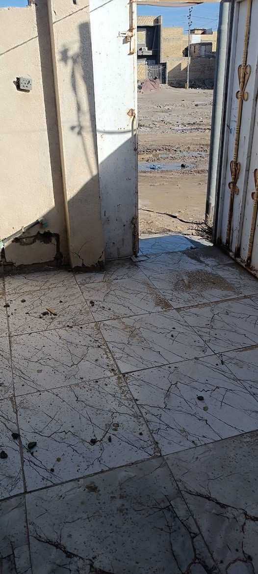 السلام عليكم 
معروض للبيع نصف أمامي 
(٥×٢٠) (١٠٠) م بناء نظيف جدا 
طابوق عكاده طابق واحد فارغ حالياً 
في منطقه الفداء يقع على شارع/٦٠ مجاور منزل الشيخ سجاد الأسدي 
يحتوي على 
استقبال وصاله وغرفه ومطبخ وصحيات 
السعر (٨٥) مليون 
للاستفسار الاتصال واتساب 
***********
مكتب المدار الذهبي للعقار
