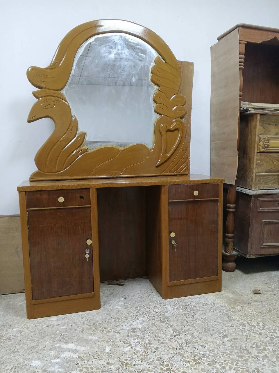سلام عليكم ميز مرايه تسكام للبيع كامل صبغ قفاله يدات سعره 75 بي مجال للشراي مكاني نجف حي مكرمه قرب مركز وفاء تواصل خاص او على رقم ***********
