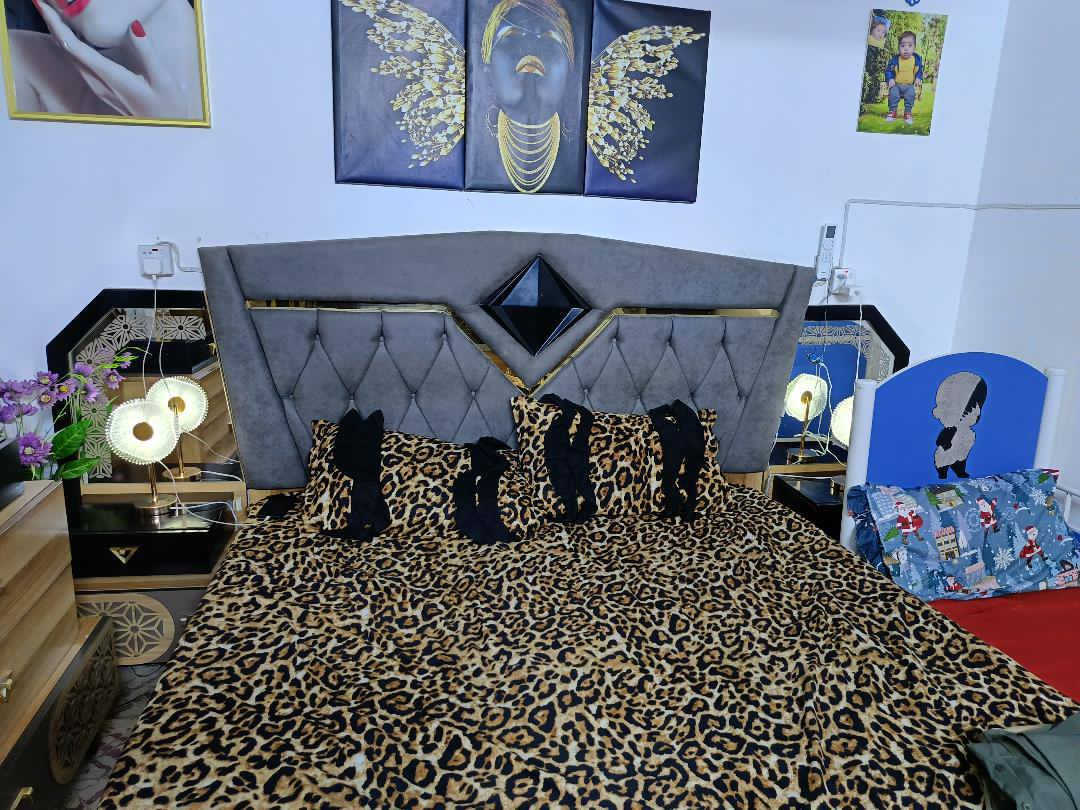 غرفه نضيفه جدا سعره 700الف هذه رقمي ***********
