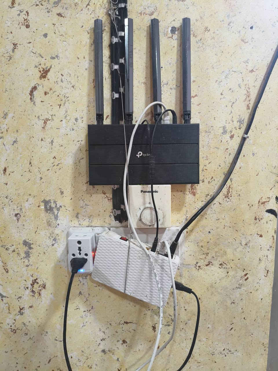 منظومة انترنت كامله من كلشي 
صحن وعمود طول 3 امتار 
واير طول 20 متر 
رواتر Archer C80
UPS 
سعر 135 تواصل واتساب ***********

