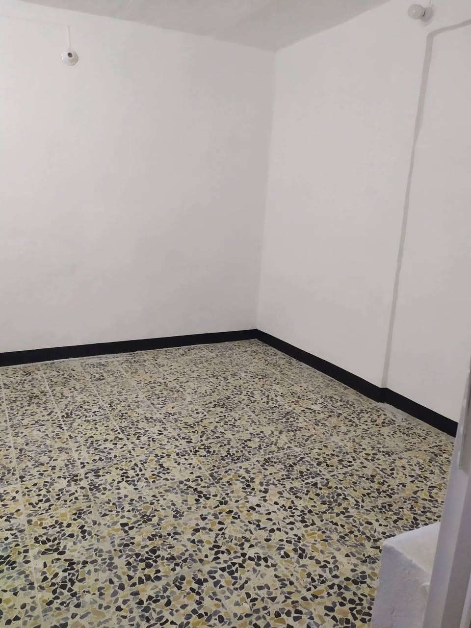 دار للأيجار المساحه......  150 متر
السعر   ........... 300 الف ايجار 
العنوان...............  الكوفة علوة الفحل شارع تبليط
يحتوي على....... (غرفه  نوم واستقبال  ومطبخ ..صاله..صحيات داخلية وخارجية مكشوفات عدد 2 )
(ماطور..خزان ماء عدد 2..سخان عدد 2  .. وخط مولد) 
دار جديد شارع تبليط   جاهز من كلشي دينار متخلي عليه منطقة كلش حلوه الاتصال ***********
