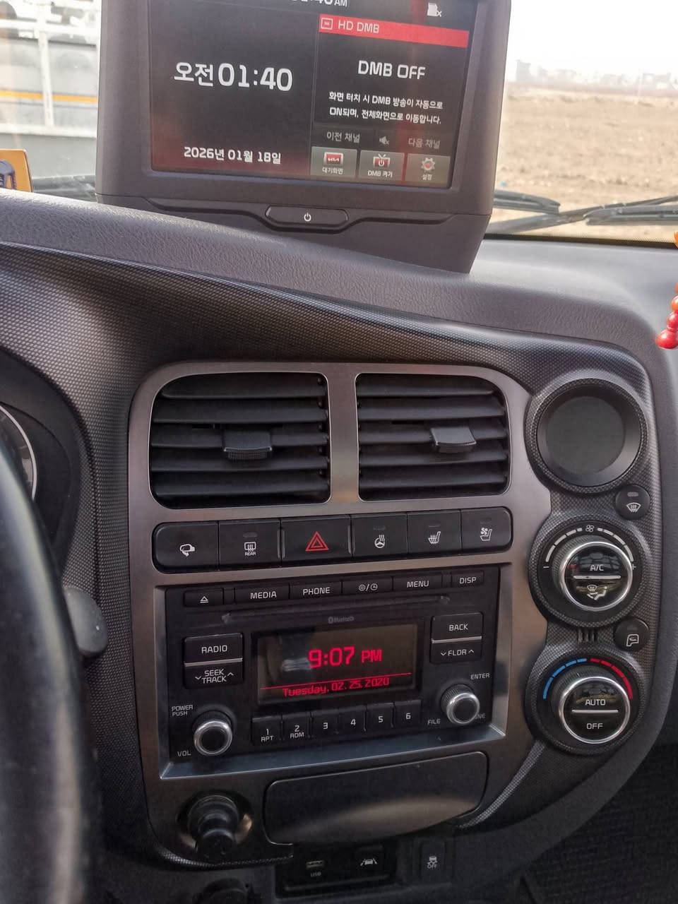 سلام عليكم كيا فحل مسكر موديل 23فول وربع بغداد بسمي السيارة سياره فول مواصفات ست دكم سياره بعدهه ابلاديه وماشيه 18الف كامرات امامية وخلفيه رادار تاخذ كبل للشغل السياره بعدهه كلشي مامحور بيها رقم الهاتف ***********
