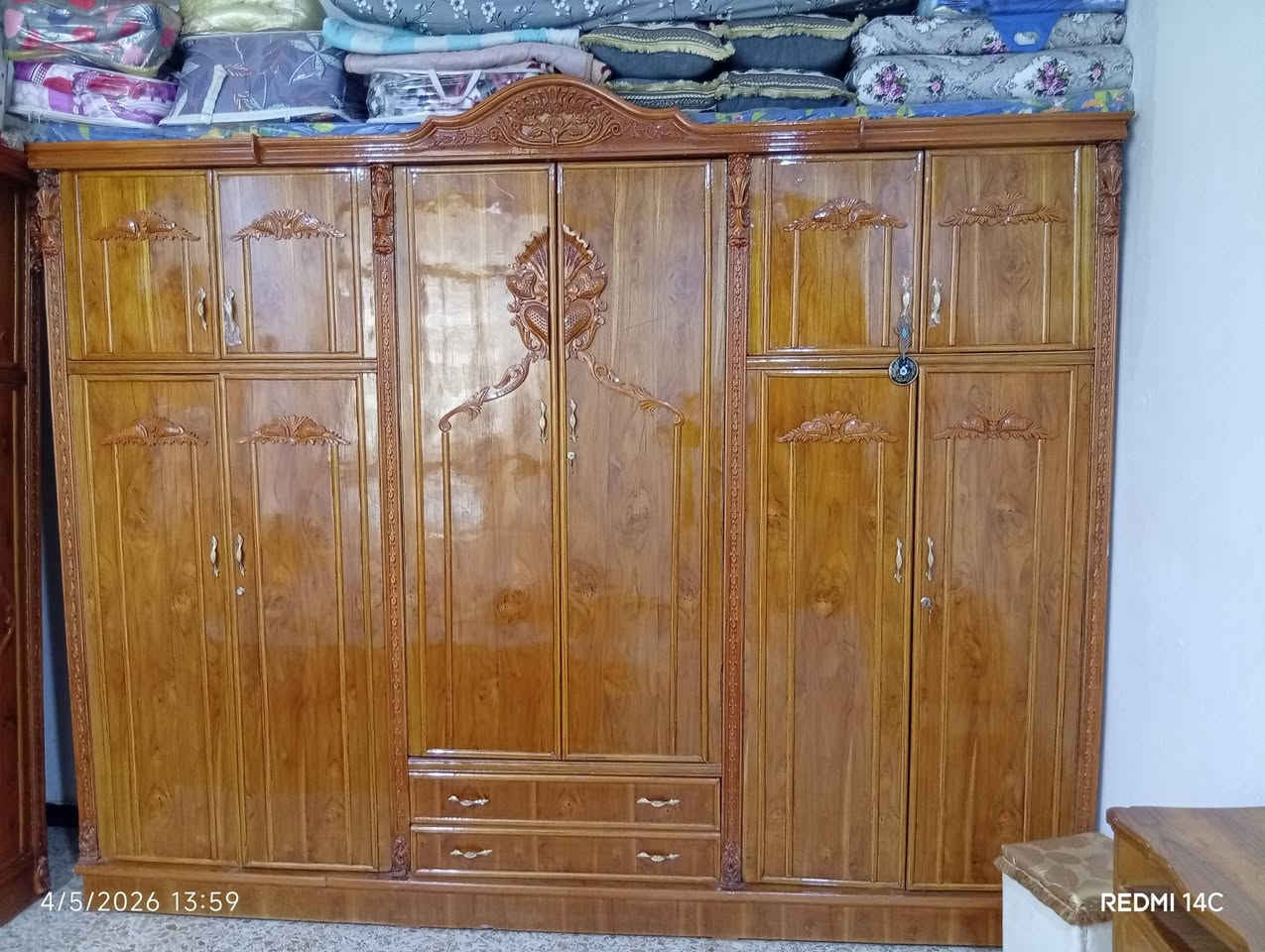 سلام عليكم غرفه تسكام9قطع درجه اولى طابقين جديد كلشش تسكام عراقي كنتورهه ابو 6 حلوه ومرتبه لا مرعباه ولا سوكيه ستخدام قليل وياهه دوشك دوشك اخذته ب  150 وهيه اخذهه ب مليونين مكاني كوت داموك شارع القاضي بنهاية سعر مليون 350 خاص موجود ***********
