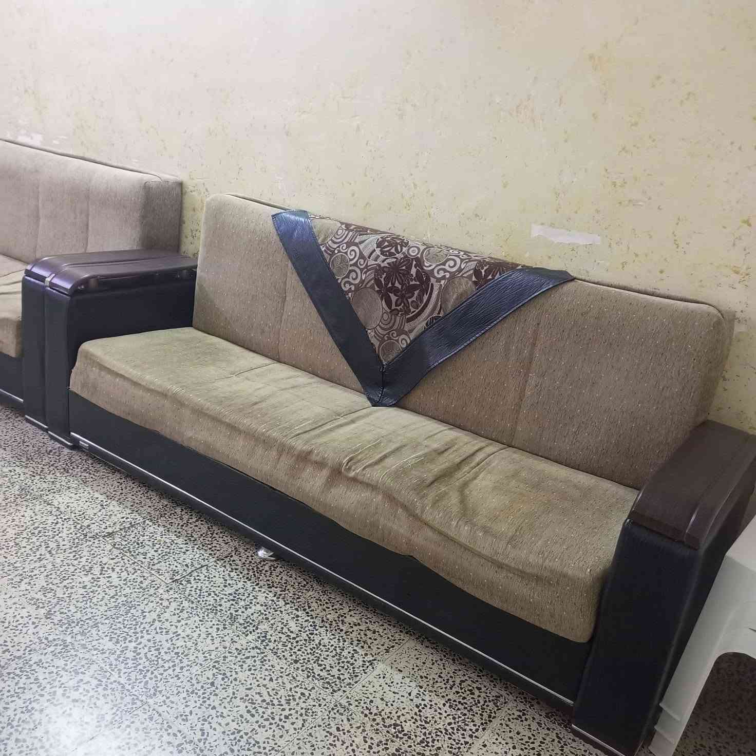 السلام عليكم تخم عشرة مقاعد سعر ١٥٠ الف مكانه حي الوحدة مقابل القطاع الصحي  للاستفسار ***********
