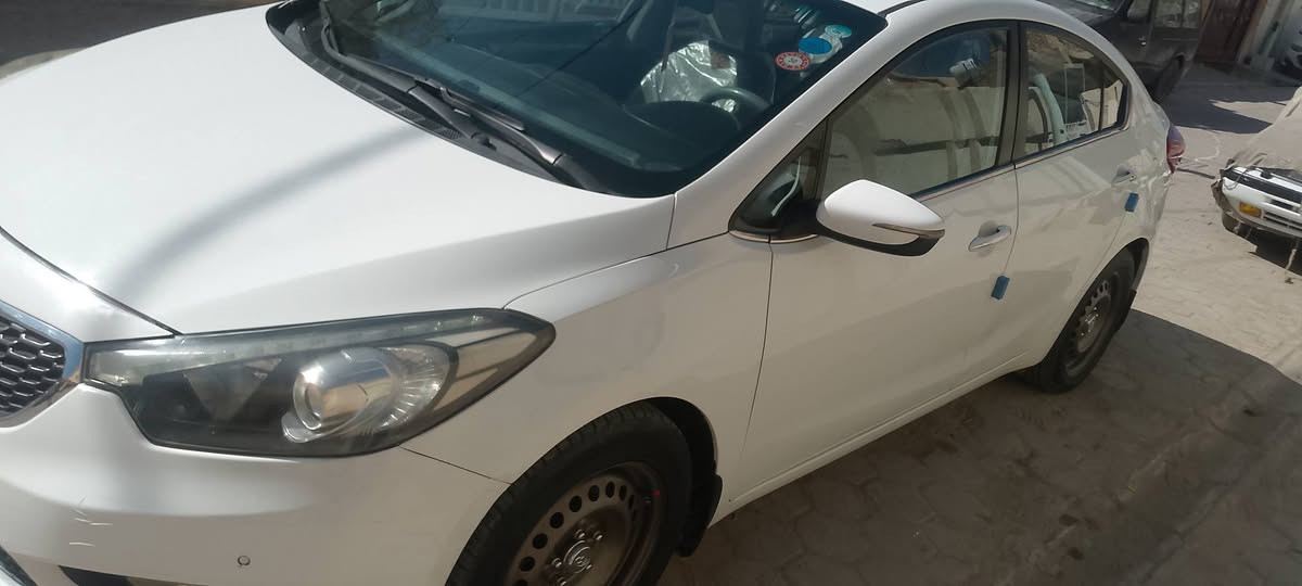 السلام عليكم 
للبيع سيارة  كيا سيراتو خليجية موديل 2015 فول مواصفات عدا البصمة 
فتحة 
حساسات امامية وخلفية وكاميرا 
شفتات تحكمات شاشة خزن تبريد خلفي 
مري شفط 
لدات امامي وخلفي
دوشمة جديدة
سيارة جاهزة من مكينة وكير وتبريد وتدفئة وحدادية 
السيارة بيه بارد مكانين بسيط وبيه دور السائق الخلفي صبغ  
رقم اربيل دولي سنوية لسنة  2030 بسم شركة تريد مداور او وكالة 
السعر 125وبيه مجال
للاستفسار الاتصال بالرقم ***********
