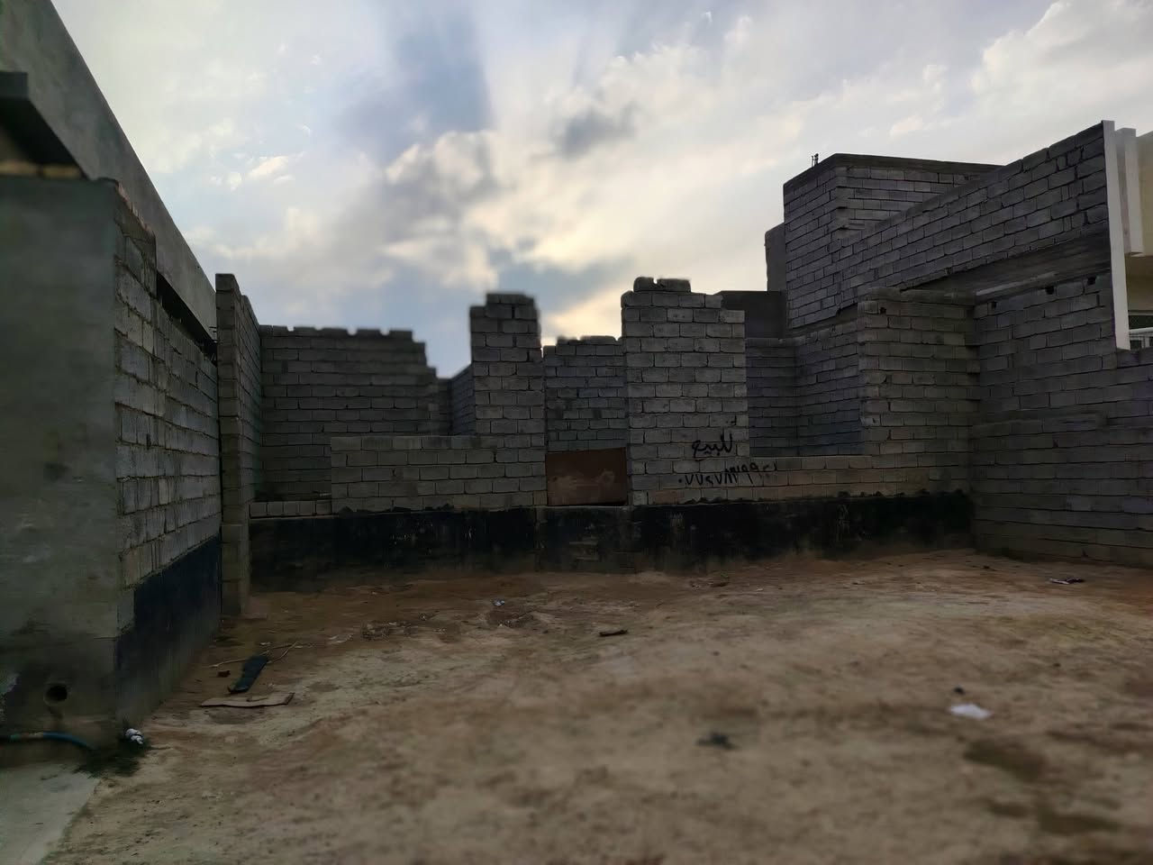 سلام عليكم بيت هيكل للبيع مساحه الأرض ٢٠٠ متكون غرفتين وصاله واستقبال ومطبخ وحمام وتواليت واصل تبليط وكهرباء وماء الموقع في دور الزراعه قريه عداي للاستفسار الاتصال على الرقم ***********
