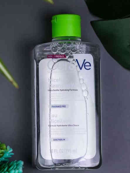 استمتعي بتنظيف فائق اللطف مع ماء الميسيلار من CeraVe، الحل اليومي المثالي لإزالة الشوائب والمكياج دون الحاجة للفرك أو الغسل. تركيبة خفيفة ومُطورة بالتعاون مع أطباء الجلد، تحتوي على سيراميدات أساسية والنياسيناميد لتنعيم البشرة ودعم حاجزها الطبيعي مع كل استخدام.

✨ المميزات:
 • 🌿 تنظيف لطيف يزيل المكياج، الأوساخ، والزيوت دون تهيّج.
 • 💧 ترطيب عميق بفضل السيراميدات الثلاثة الأساسية التي تدعم حماية البشرة.
 • 🎋 مناسب للبشرة الحساسة وخالٍ من العطور.
 • 🧪 صيغة مدعومة علميًا تساهم في تهدئة البشرة ومنحها نعومة ونضارة.
 • 🚫 لا يسبب انسداد المسام، ويمكن استخدامه يوميًا بأمان.

🥰 لماذا ستحبينه؟

لأنه يمنحك بشرة نظيفة، مرطبة ومنتعشة خلال ثوانٍ—بدون أي إحساس بالجفاف أو الشد، وبجودة العلامة الموثوقة CeraVe

السعر 10,000✅ 

للطلب مراسلة الدايركت أو مراسلتنا عبر الواتساب ***********
