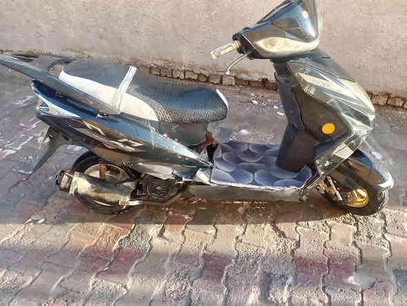 السلام عليكم دراجه سكنس لبيع او مراو الدراجه جاهزه كلشي مابيهة نقص الواقيه الجوه المقعد والبكلات بس هذني بيهة نقص  المكان الرفاعي السعر 125 الاتصال ***********
