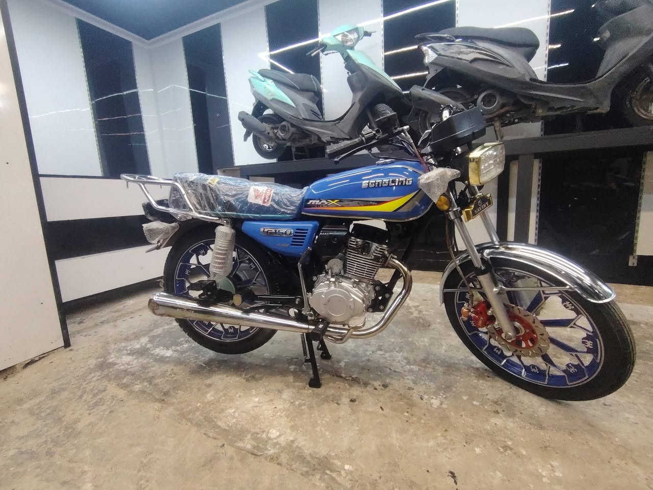 سلام عليكم سيفان موديل ٢١ طالعه ٢٥ اصولي وكيله العارضي سعر ٩٠٠ وبيه مجال العنوان نجف حي جامعه رقم ***********
