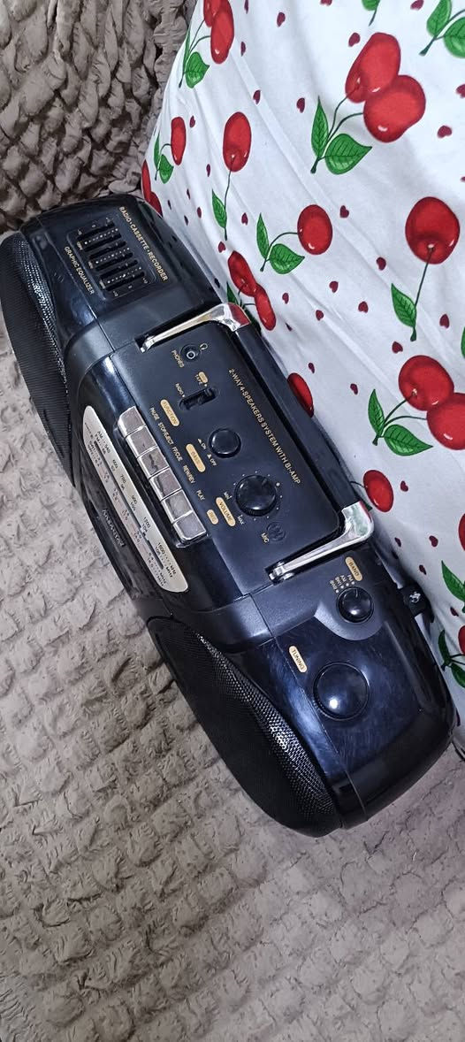 السلام عليكم
مسجل راديو جني سونيك مستعمل قليل نظيف جدا راديو اربع موجات FM  AM  SW1. SW2 مسجل راديو استريو السعر ٦٠  الف
العنوان بغداد مدينة الصدر 
موبايل ***********
