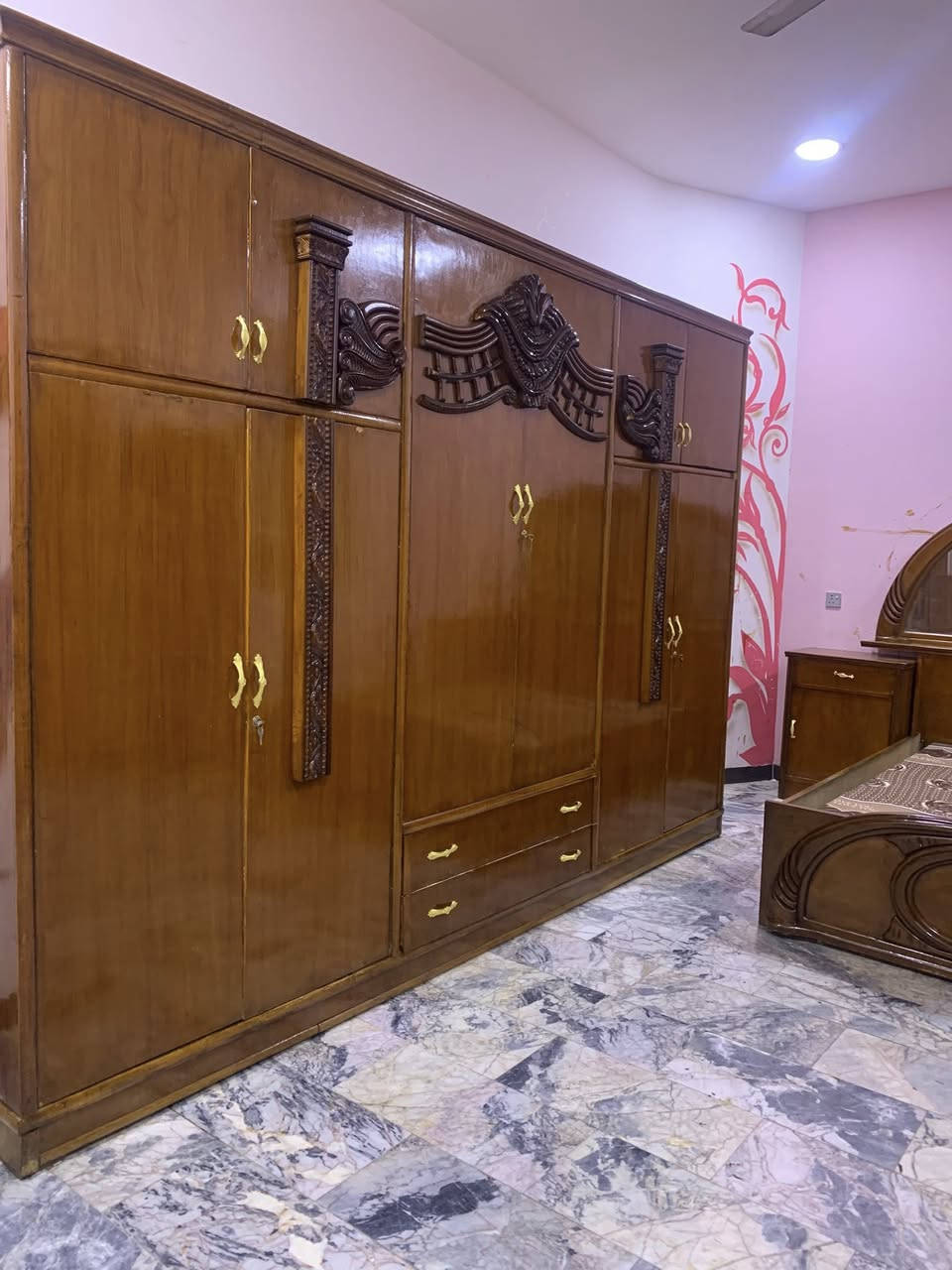 اترخص من مدير محترم الغرفه سته ملحق  بيبان نضافتهه 100‎%‎ داخل وخارج صاج نضيفه جدا داخل وخارج صاج تخت جربايه صاج بلوك السعر 600 رقم هاتف *********** بغداد مكلفه بالنشر اتصلو عل رقم السبب البيع انتقال ال مكان اصغر
