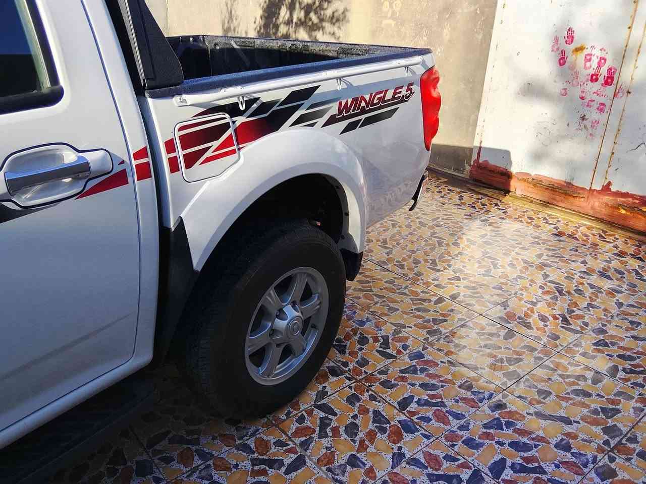 سلام عليكم كريت 24رقم قادسيه سنويه جديده تبريد ثلج سياره جديده مال جناي بيها ضربه خفيفه بل قماره سعره 115 مكان سياره ناصرية قضاء الدوايه ***********
