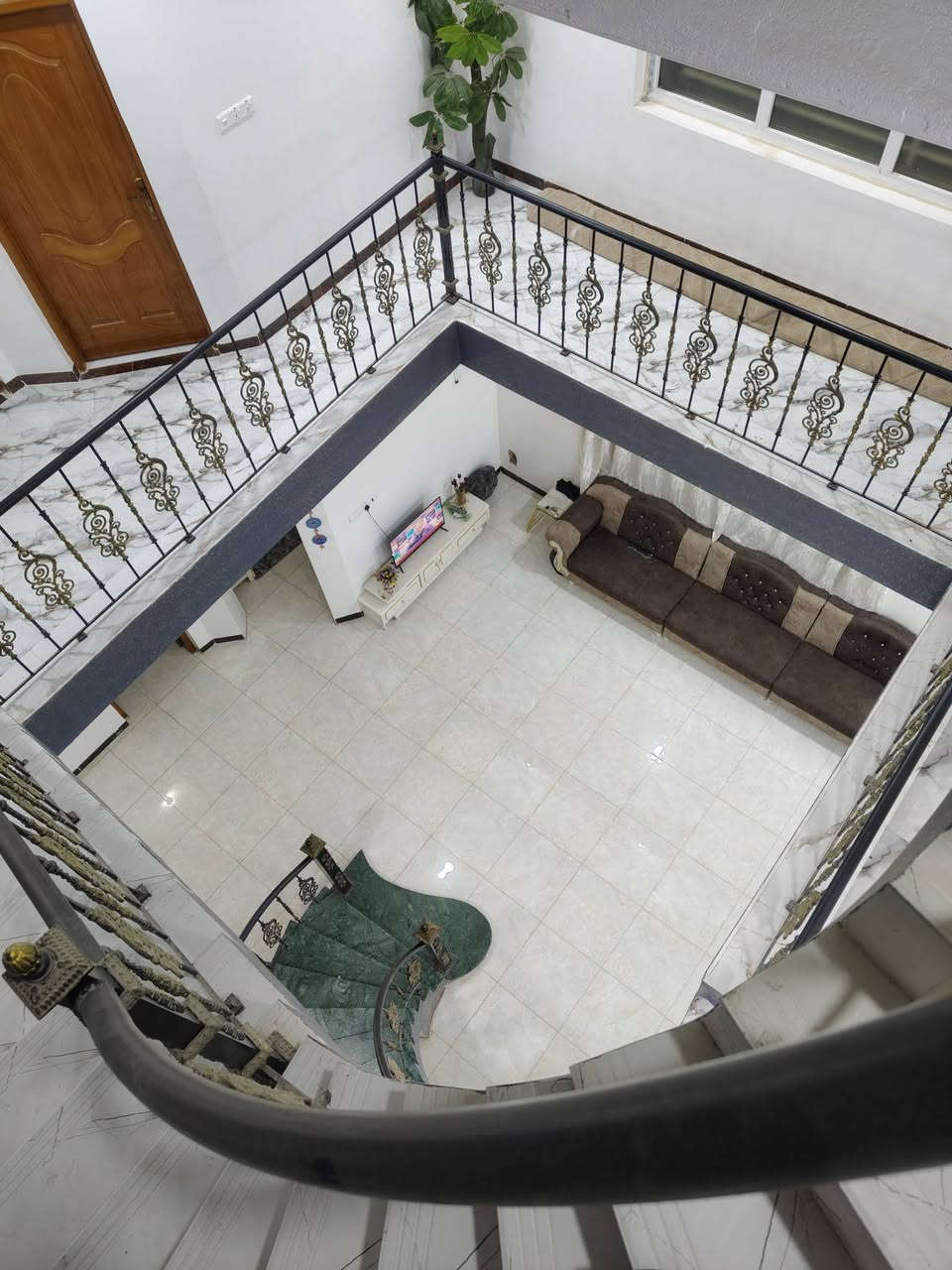 دار طابو صرف للبيع مساحته 200 متر 10×20 بناء 2025 طابقين يحتوي الطابق الارضي على غرفتين نوم ومطبخ واستقبال وهول كبير ومجمع صحي .والطابق الثاني غرفتين نوم ومجمع صحي البيت يحتوي على سطحين وبيتونه كبيرة وصحيات خارجيه  ايضا ..موقعه في المهندسين خلف التجاري 
مباشرة مقابيل منفذ ابو حنين  ...  علما ان الدار مطلوب اسكان 50 مليون وللاستفسار اكثر  الاتصال على الرقم *********** ..
