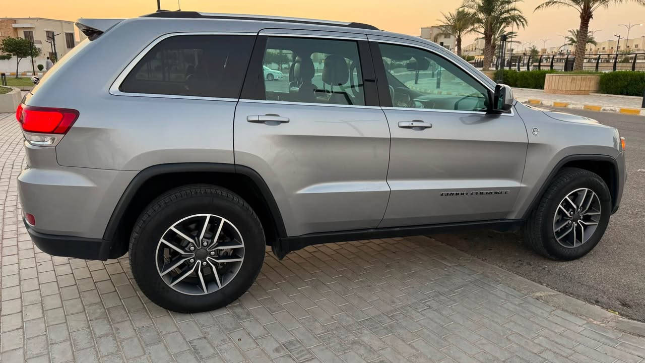 جيب شيروكي تريل 2020 
3.6 vvt 
دفع رباعي 
وارد امريكي 
حادث بسيط بس دعاميه بدون دواخل بدون ايرباك وهاذا رابط الحادث : 

https://en.bidfax.info/jeep/grand-cherokee/13954399-jeep-grand-cherokee-laredo-2020-silver-36l-6-vin-1c4rjfag8lc357416.html 

ماشية 63 الف ميل 
فول مواصفات 
 فتحه سقف
تحكم ستيرن 
حساس دخول الابواب لمس 
كير متعدد وضعيات الطريق 
كشنات قماش وجلد 
مرايات نقطه عمياء 
حساسات 
كاميرا خلفيه 
كامرا دواره
بصمة 
تشغيل عن بعد ريموت
كشنات امامي كهرباء
كشنات امامي تدفئه
تدفئة ستيرن
باب جنطه كهربائي 
گير ومكينه قويه 
عزم ونشاط فول 
مثبت سرعه 
تبريد قطعتين 
شاشه كبيره 
ويل نظيف تايرات جديد
صدر جديد 
هزه جديده 
السياره ما بيها ولا ملاحظة
و ما ناقصها شي نظيفة جدا 
حتى كتلوكات الشركه بيها  
السيارة على وضع الشركة
للتواصل ع الواتساب 
*********** تكريت, صلاح الدين
