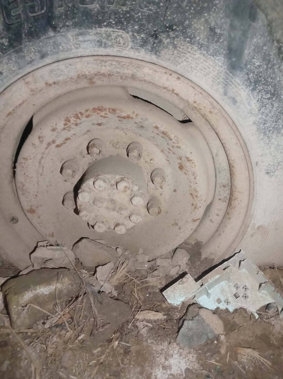 السلام عليكم هذني وياله مال سياره جمسي متروكه اليريدهن يدك على الرقم***********
