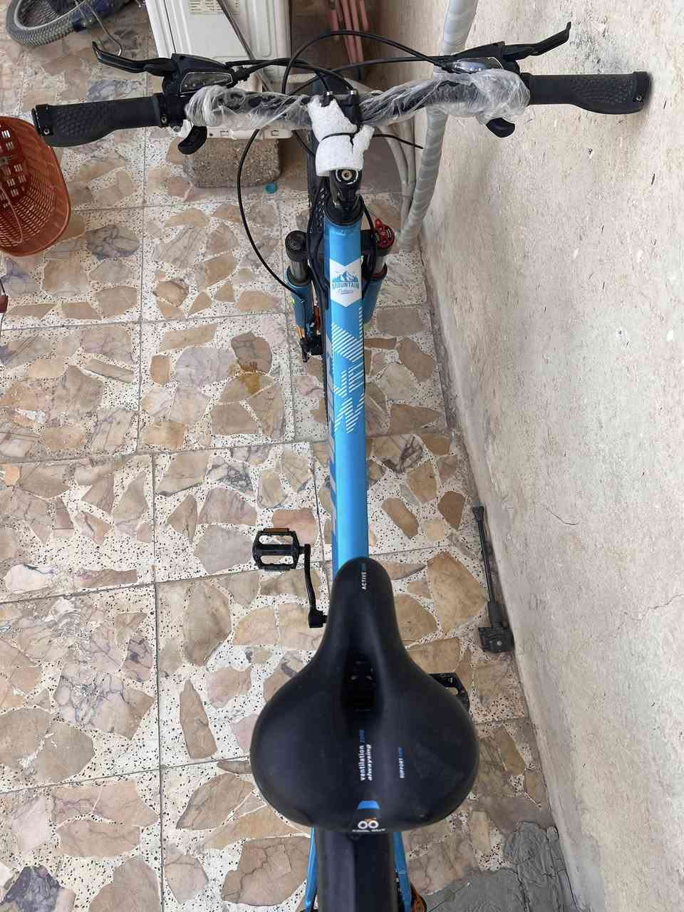 السلام وعليكم ، بايسكل جبلي حجم ٢٩ جديد مامستخدم، ماركة QIQITE ،المكان البصرة كورنيش شط العرب، السعر ١٧٥ الف قفل 
المواصفات:
١-دبلات قفل
٢- البدالة ماركة SHMANO
3- الجسد المنيوم بالكامل خفيف
٤- يتحمل وزن ١٢٥ كيلو
٥- تبديلات عدد(٨)بالبداله حسب السرعه الي تريدها
٦- وايرات دفن بالجسد  
اتصال او مراسلة الرقم ***********
