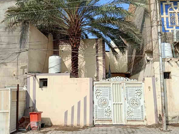 السلام عليكم 
بيت 152متر 
الطابق الارضي 
غرفتين 
صاله 
مطبخ حار ،بارد 
استقبال 
2 مجاميع صحيه 

الطابق الثاني 
غرفتين 
صاله 
مجمع حمام 

رباط شريطي صب 
السقف طابوق (عكاده) بناء كلش نضيف 

المساحه 200 متر مببوع منه 4.5في11 
باقي الوجه 6متر من البيت نزال 20
مساحه واسعه 
السعر 170 وقابل لتفاوض
للاستفسار : *********** النجف
