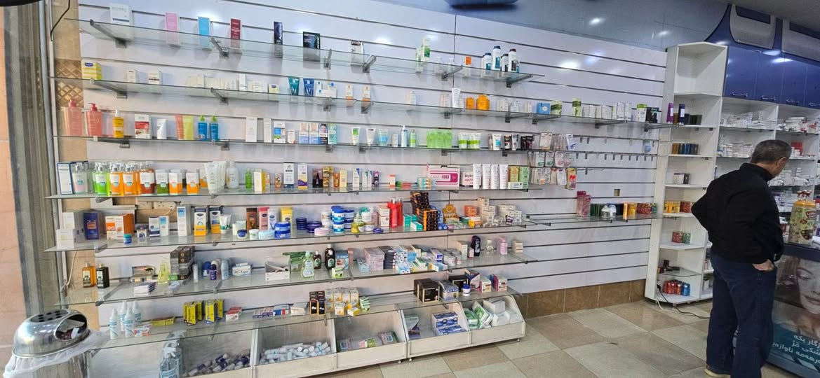 لە پاش سڵاو
-ئەم ڕەفانەمان هەیە بۆ فرۆشتن بۆ 💊دەرمانخانە و بۆ 💉نۆرینگەش دەبێت..

- زۆر تازە و پاک و خاوێنە 
- ڕەفەی تەختە و ڕەفەی شوشەی تێدایە
- وەک لە وێنەکانیشدا دیارە ڕەنگێکی جوان و کراوەی هەیە
📍- ناونیشان :- سلێمانی
📱- ژمارەی تەلەفۆن :-  ***********
