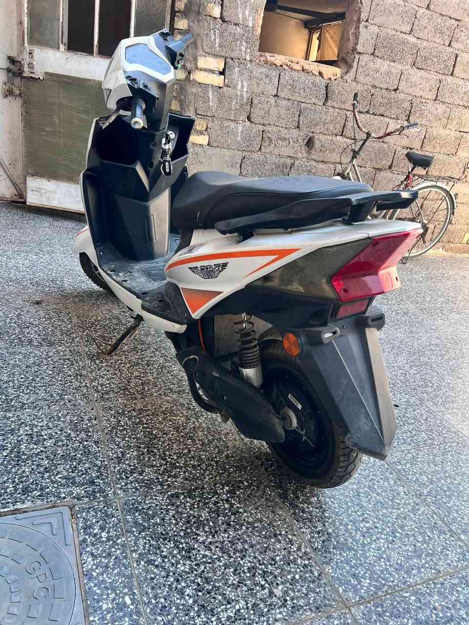دراجه كفاله عامه نظيفه كلش 🛵
المواصفات 

٣ سرعات 

٦ بطارايت 

سرعتها ٩٤ 

ليت عالي ناصي 

اشاير ⬅️➡️

كلشي شغال بيها 🛵

 ما مستخدمه شي قليل خير من الله دراجه جديده. 🛵برغي ما مفتوح بيها.  كفراتها نضافتهن ٩٩ ٪؜  🛵   وين ما يعجبك ودي. الدراجه افحص وتعال 🛵  مكان الدراجة بغداد الدورة 

سعر  ٦٠٠ وبيها مجال 🚨 الرقم ‪+964 788 661 9846
