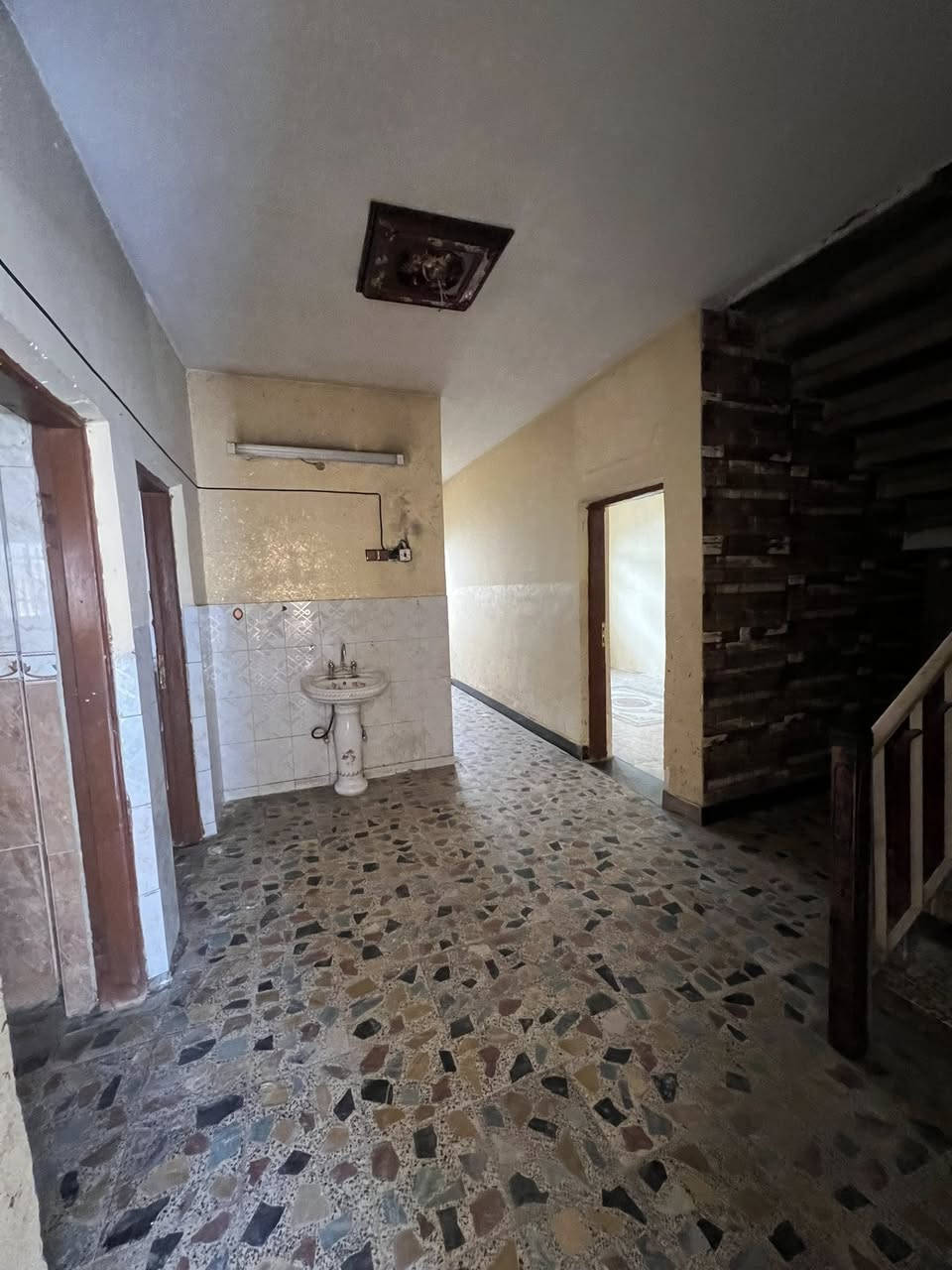 السلام عليكم بيت مساحه 200 متر الايجار 4 غرفه نوم واستبقال ومطبخ وخدمات فوك وجوه ابودشير شارع الضغط قرب حسينه الكلاظمين يجار 600
***********
