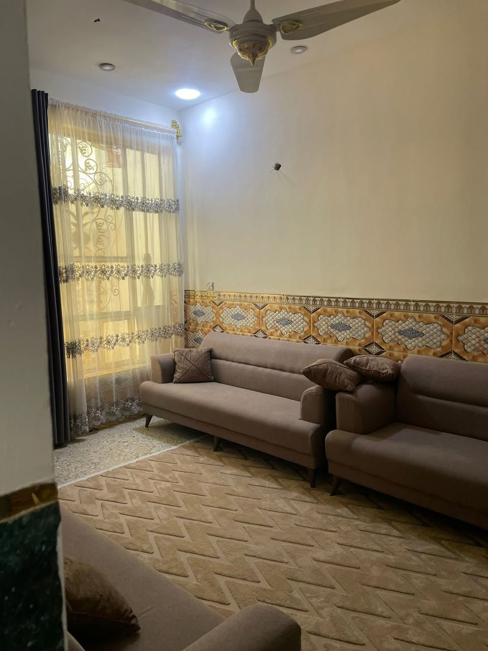 السلام عليكم 
بيت للبيع المساحه 100م زراعي 
ماء خطين 
المنطقه هدوء شارع تبليط للباب 
العنوان الباويه شارع الاعميرات 
السعر خاص 

‭0775 252 2752‬
