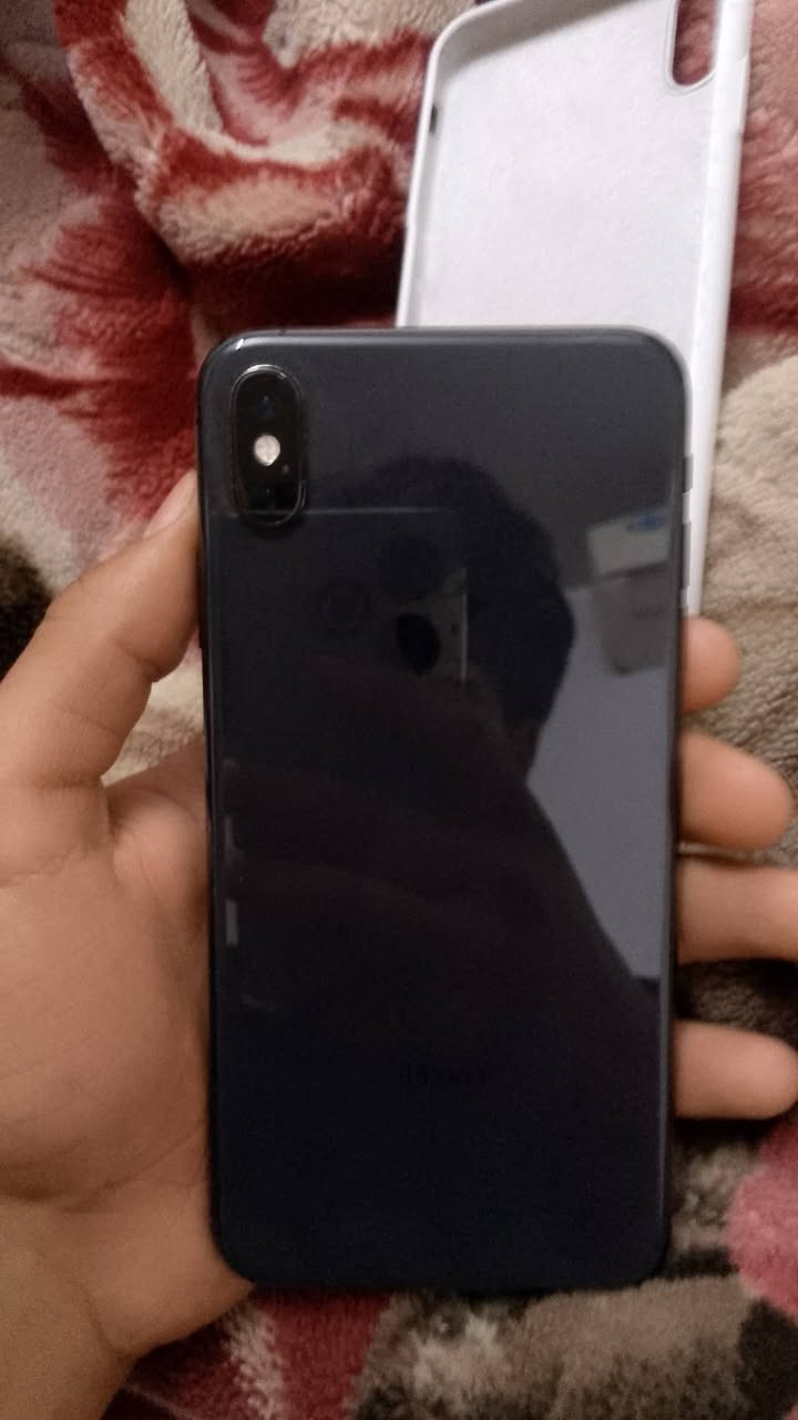 ايفون اكس ماكس ذاكره 64لون  اسود جهاز كلشي مابي مبدل بطاريه اصليه فقط السعر 200رقم الهاتف ***********

