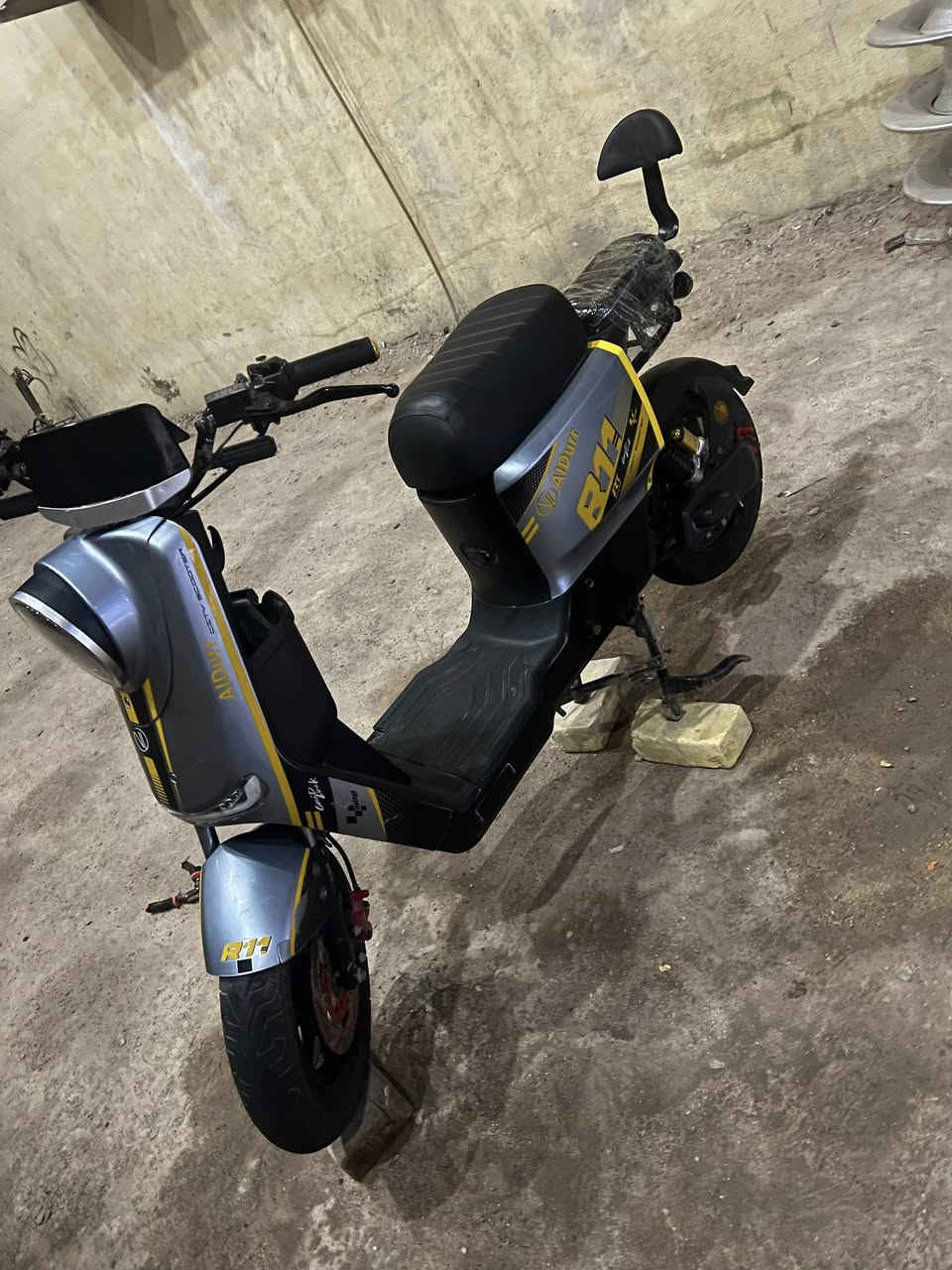 دراجة R11 2025دراجة نطيفة وصل شراء موجود. بطاريات نظيفات مكاني البصرة الجزيرة   ***********
