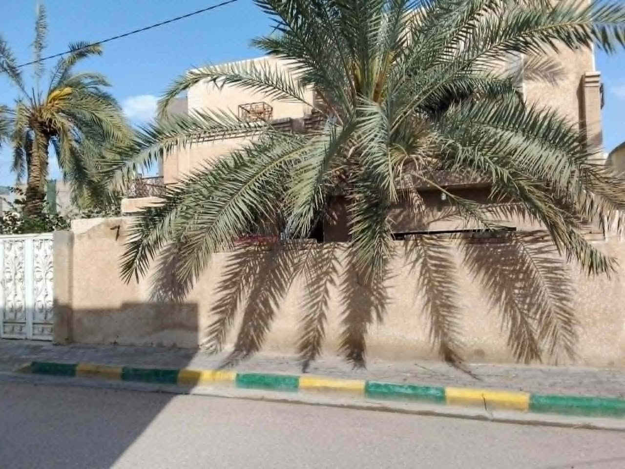 السلام عليكم "
للبيع في حي المعلمين ألأول ألفرع ألأول مقابل مستشفى ألصادق وقريب جداً من ألسوق ألعصري  ... 
ركن ألمساحه الكليه  317 متر مربع ....
ألبناء غرفه وصاله وبرانيه ومطبخ وصحيات خارجيه وداخليه في ألطابق ألأرضي وحديقه مساحتها حوالي 100 متر مربع  ...وشقه متكامله في الطابق ألأول غرفتين وصاله ومطبخ وصحيات  ,,,
للراغبين في الشراء ألأتصال واتساب على أرقام مكتب الركن ألذهبي على ألأرقام ألتاليه :
***********      -----    ***********
