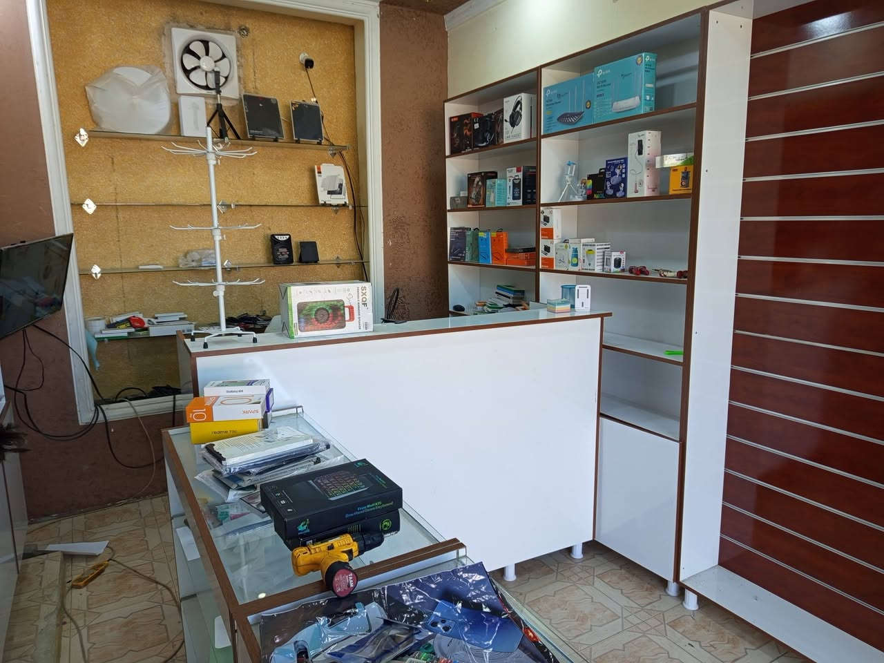 ديكور كامل نضيف فصال جديد مستخدم اقل شهر

٤ قطع رفوف

٣ قطع عارضات زجاج 

ميز واحد كاشير عالي و قوي 

٤ قطع رفوف كفرات 

كلشي موجود بالصور للبيع سعر ديكور كامل مليون و٢٠٠

و بي مجال و اذا حاب تستفسر اكثر هذا رقمي ***********
