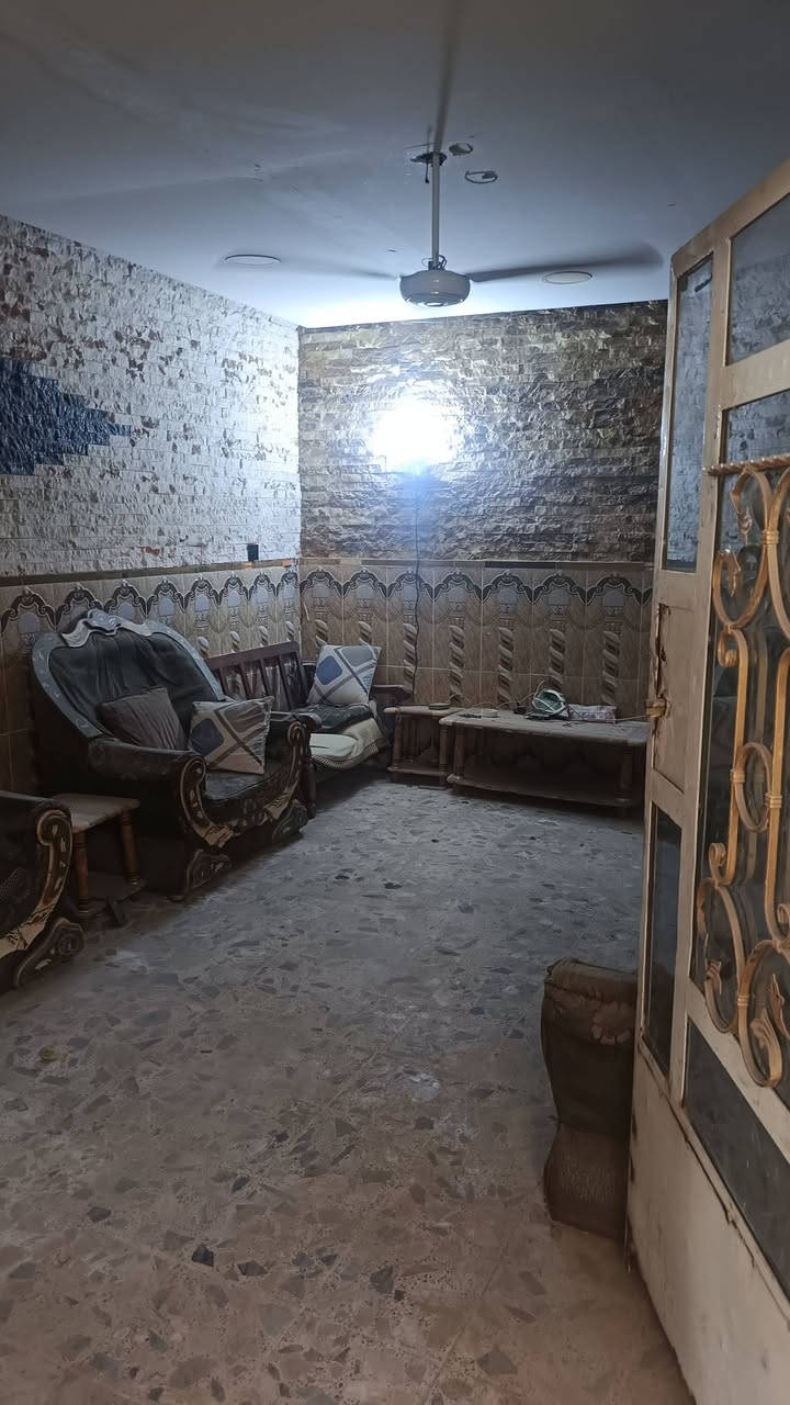 السلام عليكم
دار للبيع مساحة 100م 
يحتوي على كراج استقبال حولي ومنور وغرفه نوم سطح بيتونه 
سند اصغر 
ينباع كاع 
حي البساتين السلام
السعر ٣٧ وبي مجال 
من جهة اسواق الصدرين.. بصف الركن 
اكثر استفسار اتصل 🗣📲📞
***********
