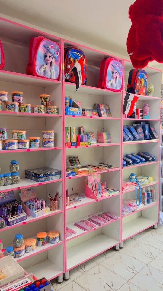 للبيع….  فاترينات عدد ١٠ مع عارضة كفرات موبايل
في محافظة بغداد رقم الهاتف ***********
