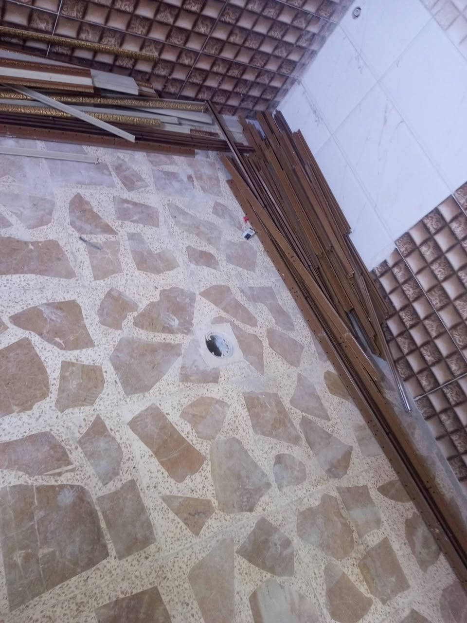 سلام عليكم سقف ثانويه للبيع مستعمل بس نضيف كامل 60متر رقم تلفون ***********
